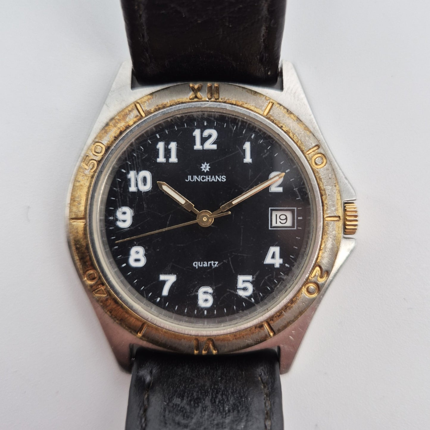 Klassische Junghans Herrenarmbanduhr – Zeitlose Eleganz in Schwarz und Gold