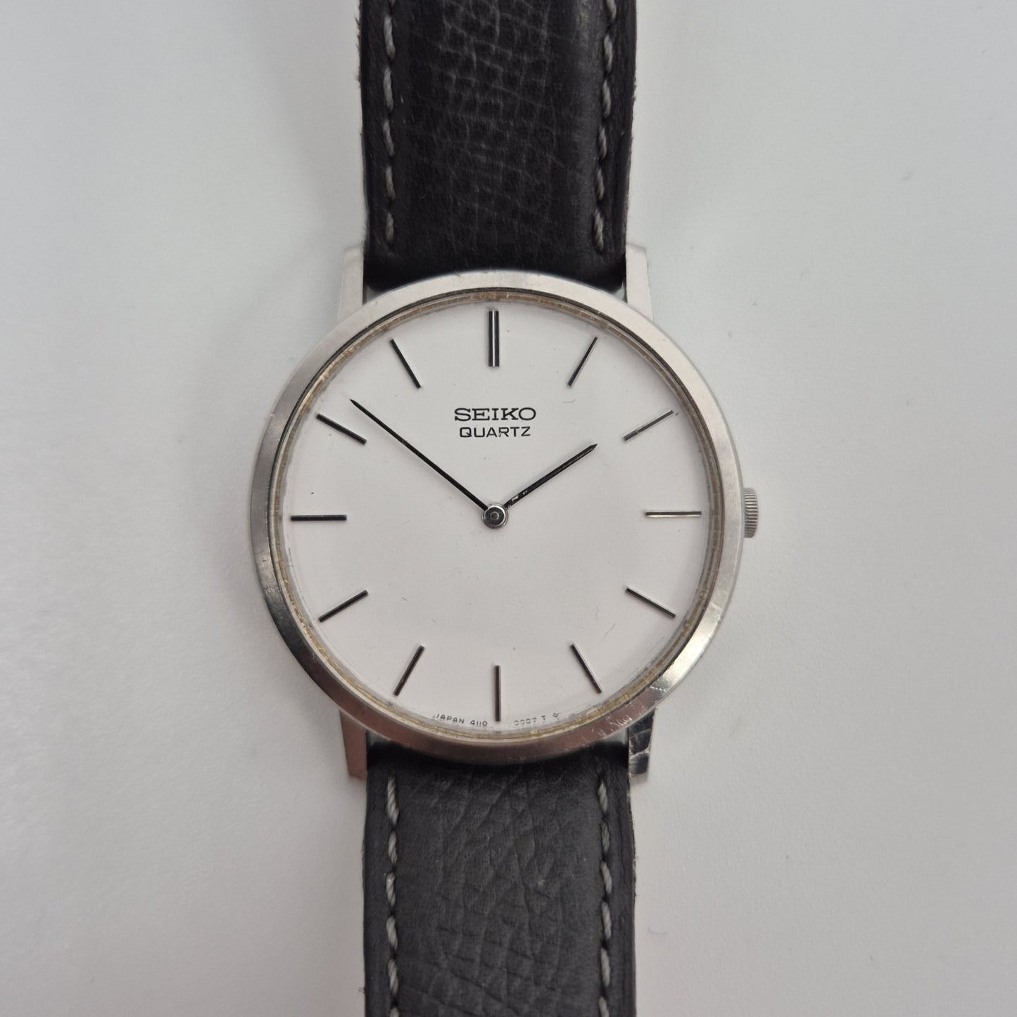 Seiko Herrenarmbanduhr Klassisches Design mit minimalistischem Zifferblatt