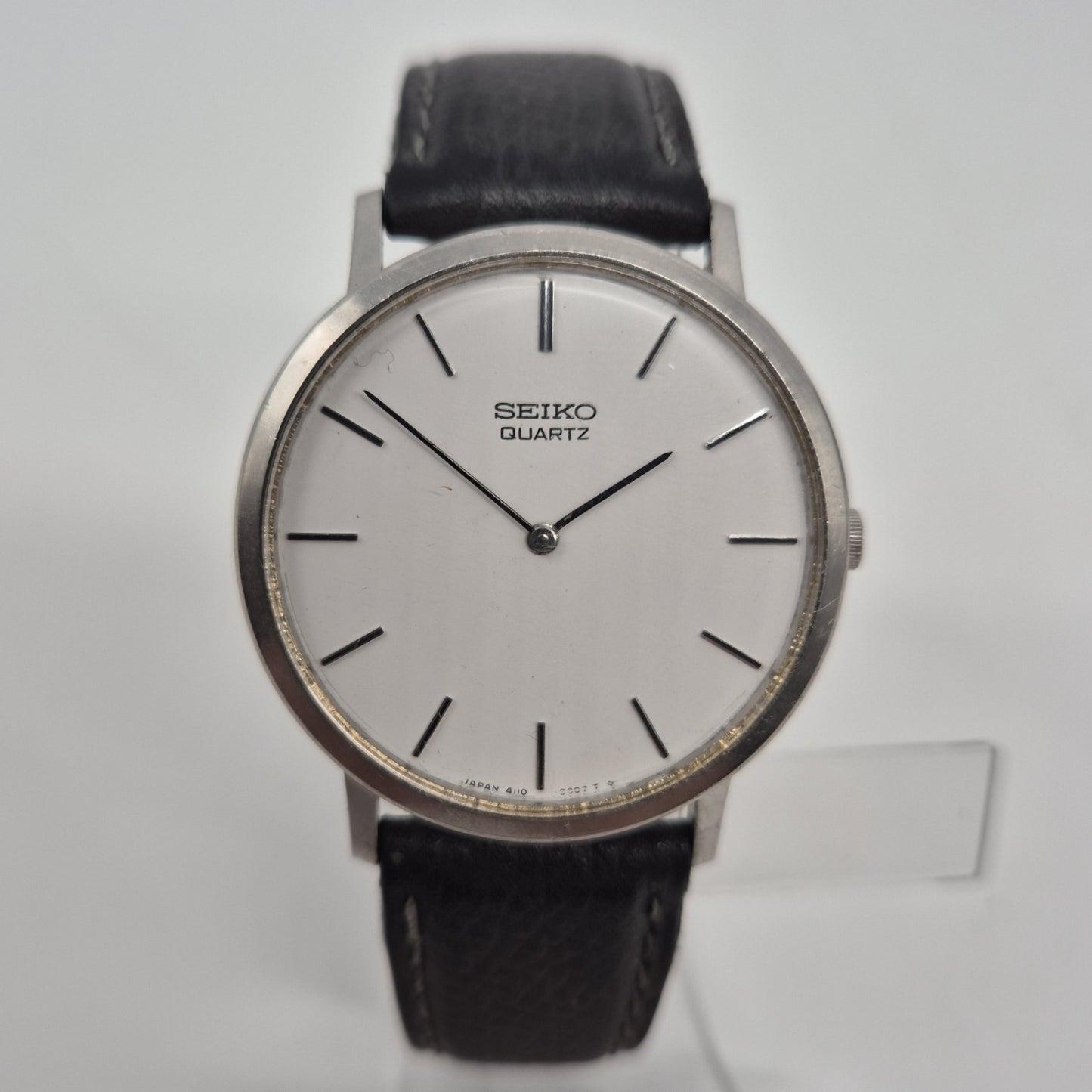 Seiko Herrenarmbanduhr Klassisches Design mit minimalistischem Zifferblatt