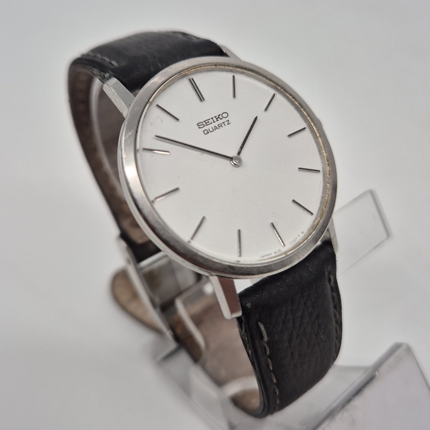 Seiko Herrenarmbanduhr Klassisches Design mit minimalistischem Zifferblatt