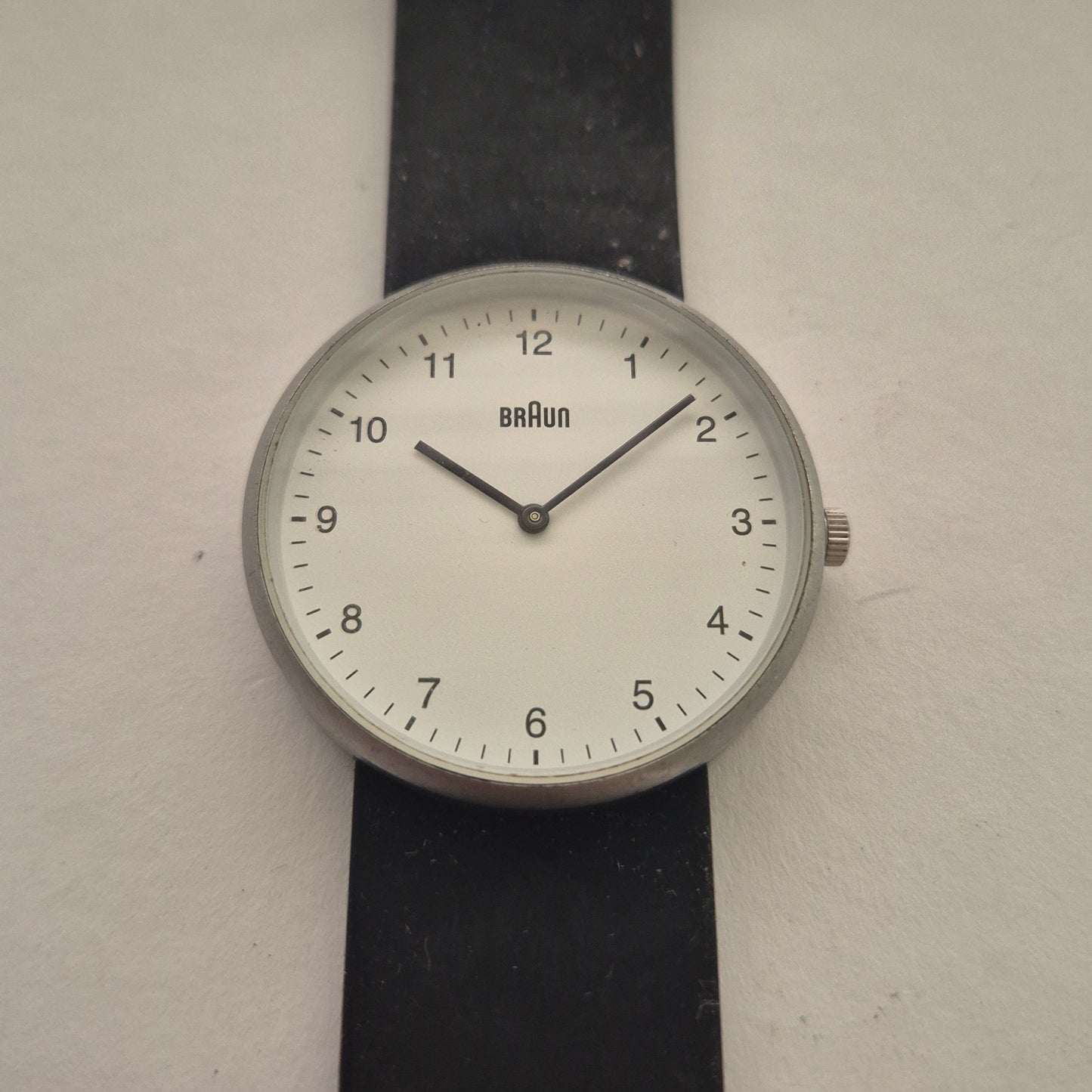 Braun Herrenarmbanduhr – Minimalistisches Design in Perfektion