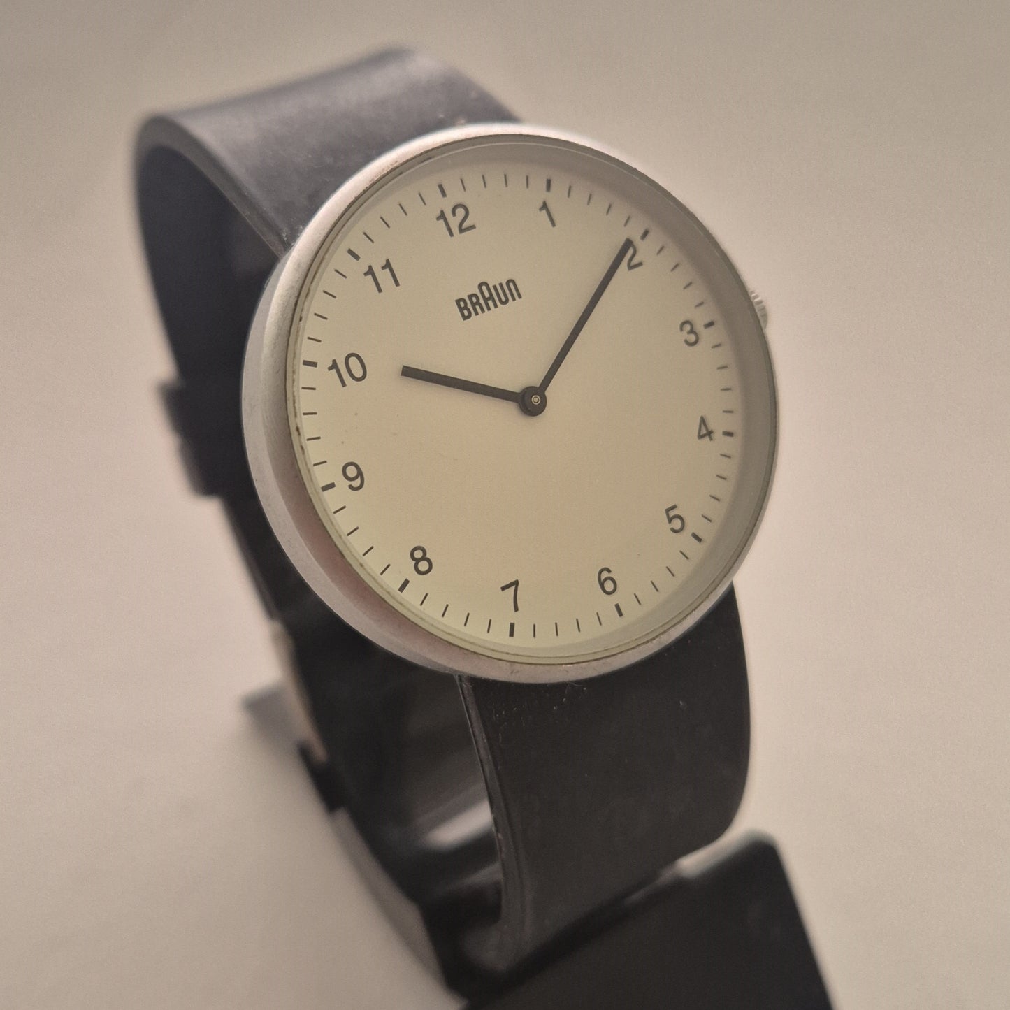 Braun Herrenarmbanduhr – Minimalistisches Design in Perfektion