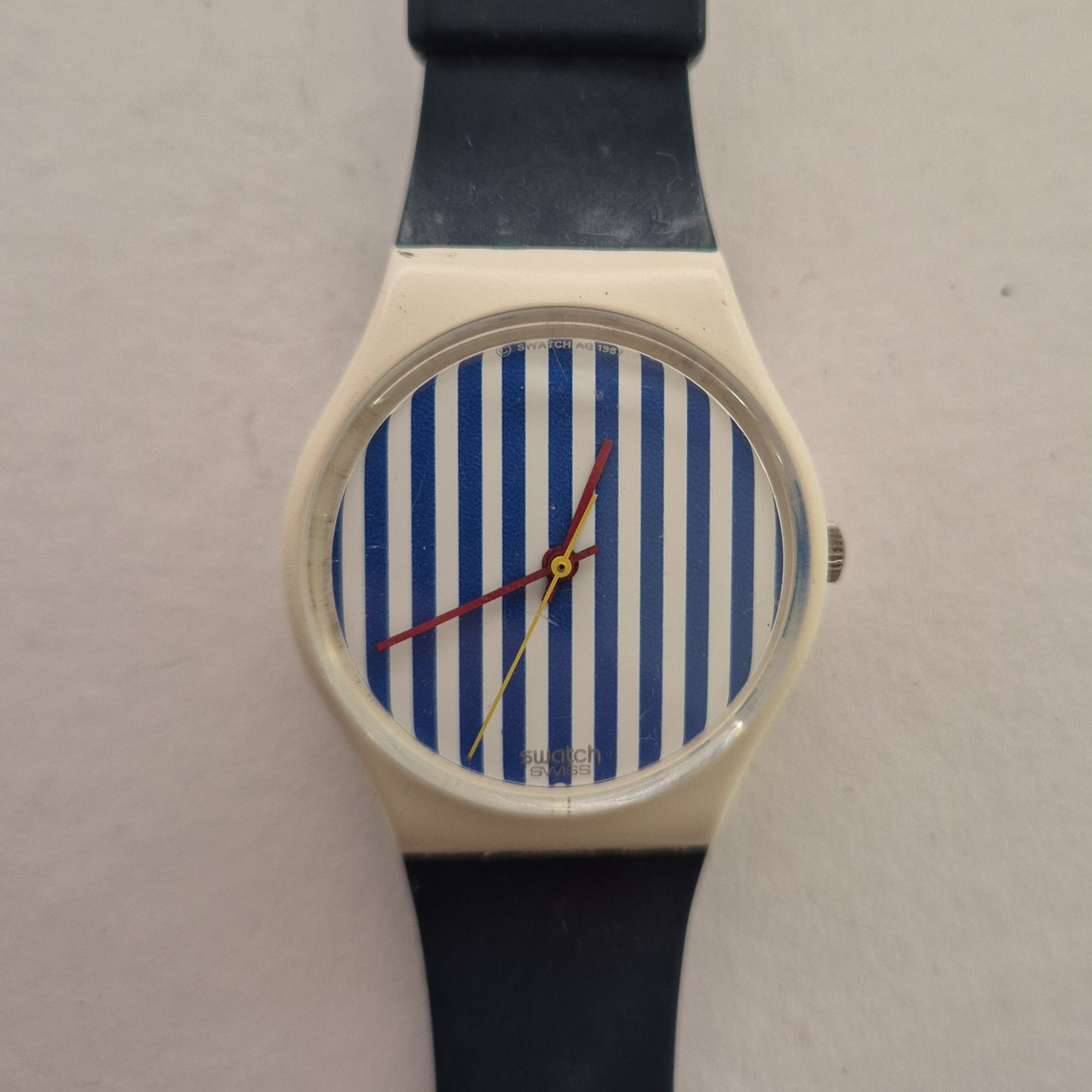 Swatch „Stripe Classic“ Armbanduhr – Zeitloser Stil mit maritimem Flair