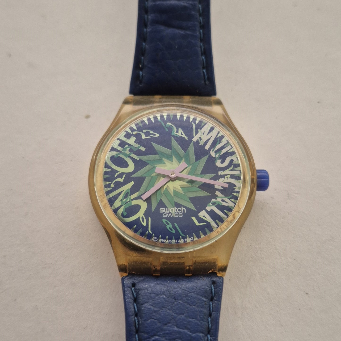 Swatch „Starburst“ Armbanduhr – Farbenfrohes Design mit geometrischem Flair