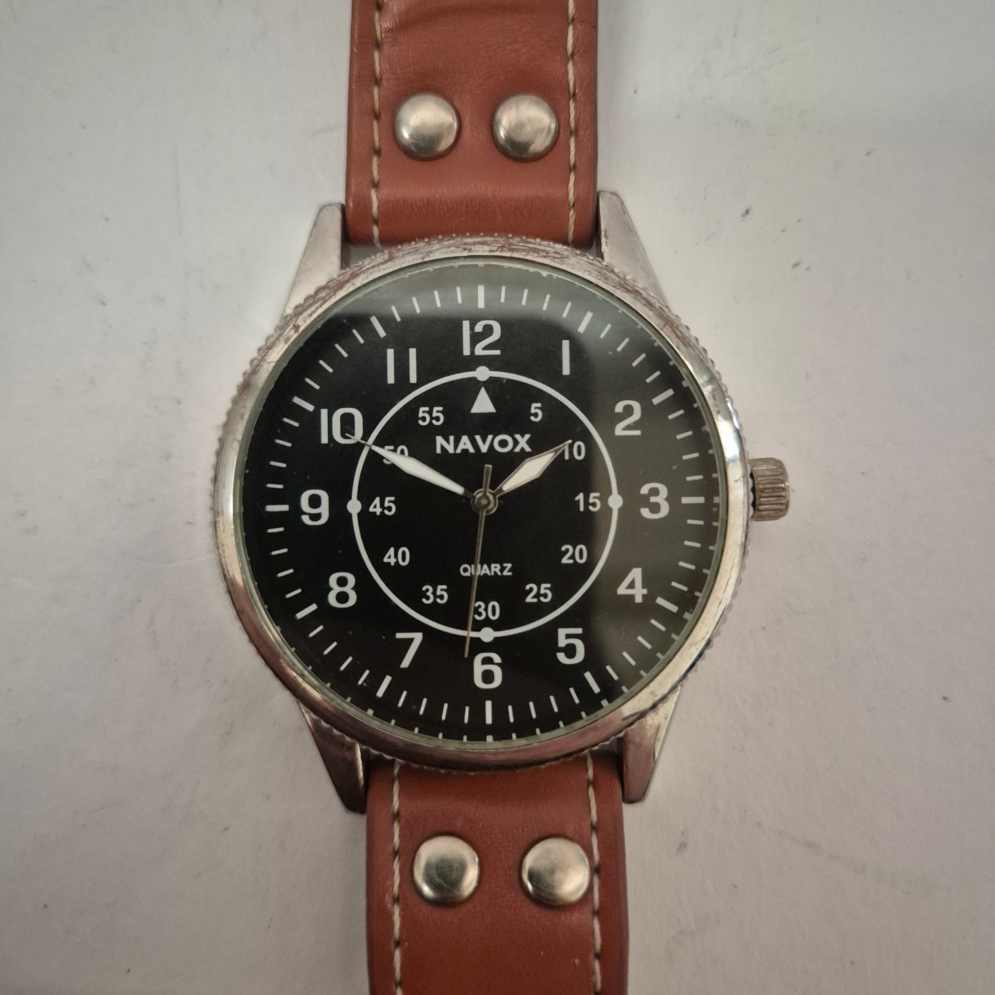 Klassische Navox Herrenarmbanduhr im Pilotenstil