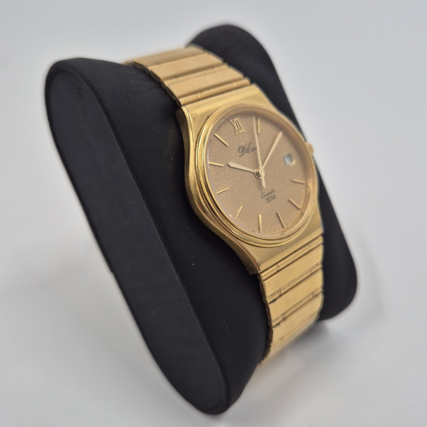 Klassische D'Cole Herrenarmbanduhr Zeitlose Eleganz in Gold