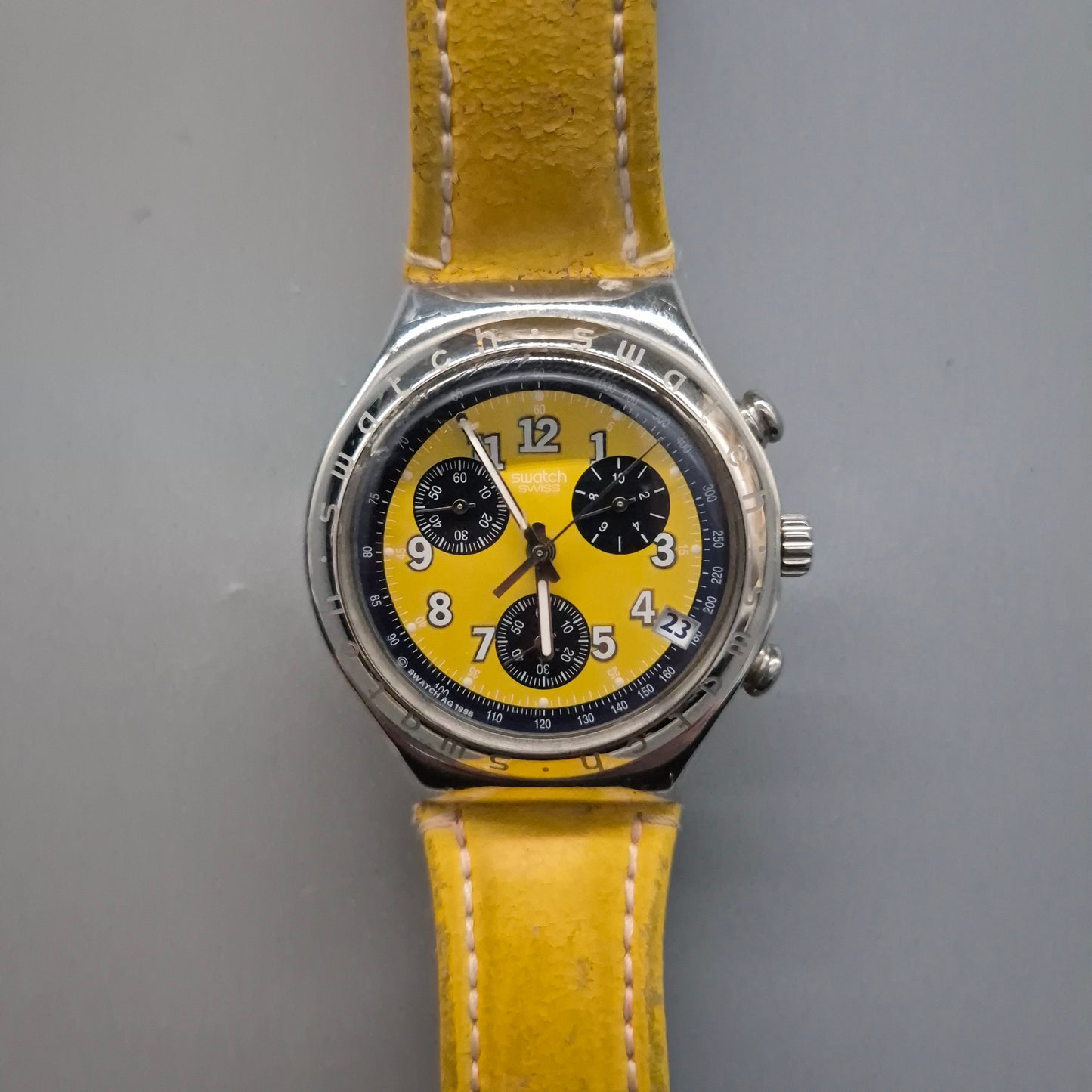 Sportlicher Swatch Chronograph – Markantes Gelb und Edelstahl