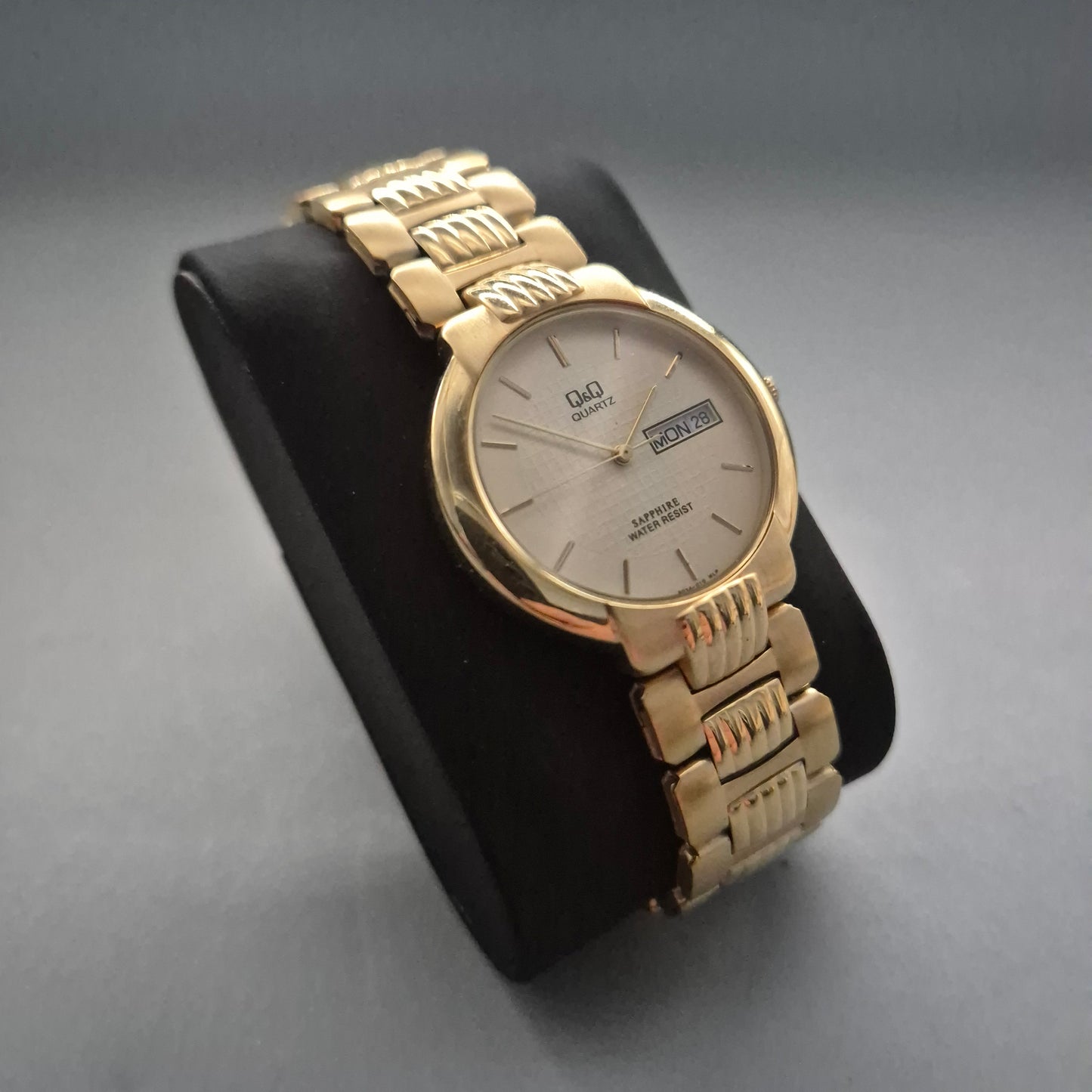 Q&Q Herrenarmbanduhr – Klassisches Design in Gold