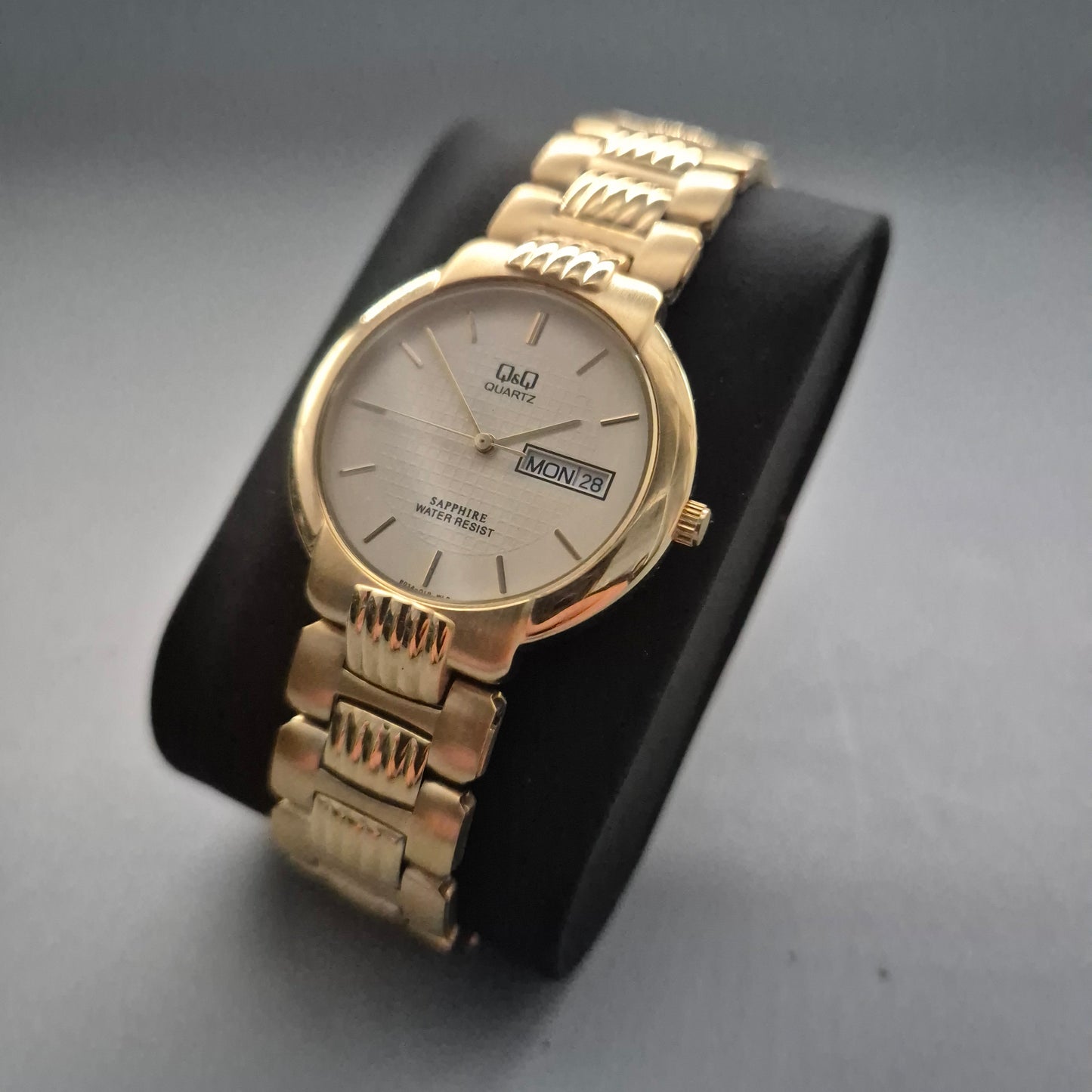 Q&Q Herrenarmbanduhr – Klassisches Design in Gold