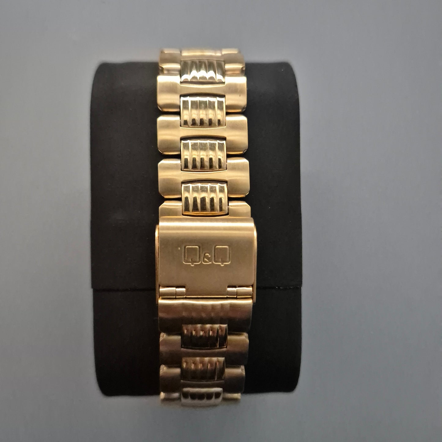 Q&Q Herrenarmbanduhr – Klassisches Design in Gold