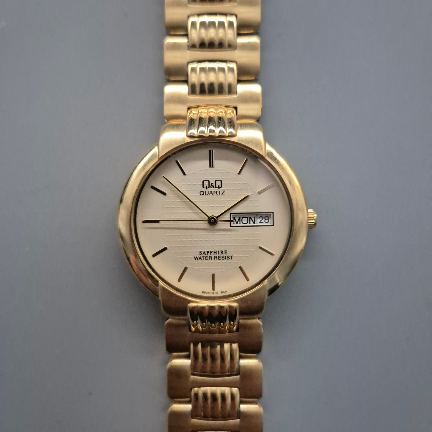 Q&Q Herrenarmbanduhr – Klassisches Design in Gold