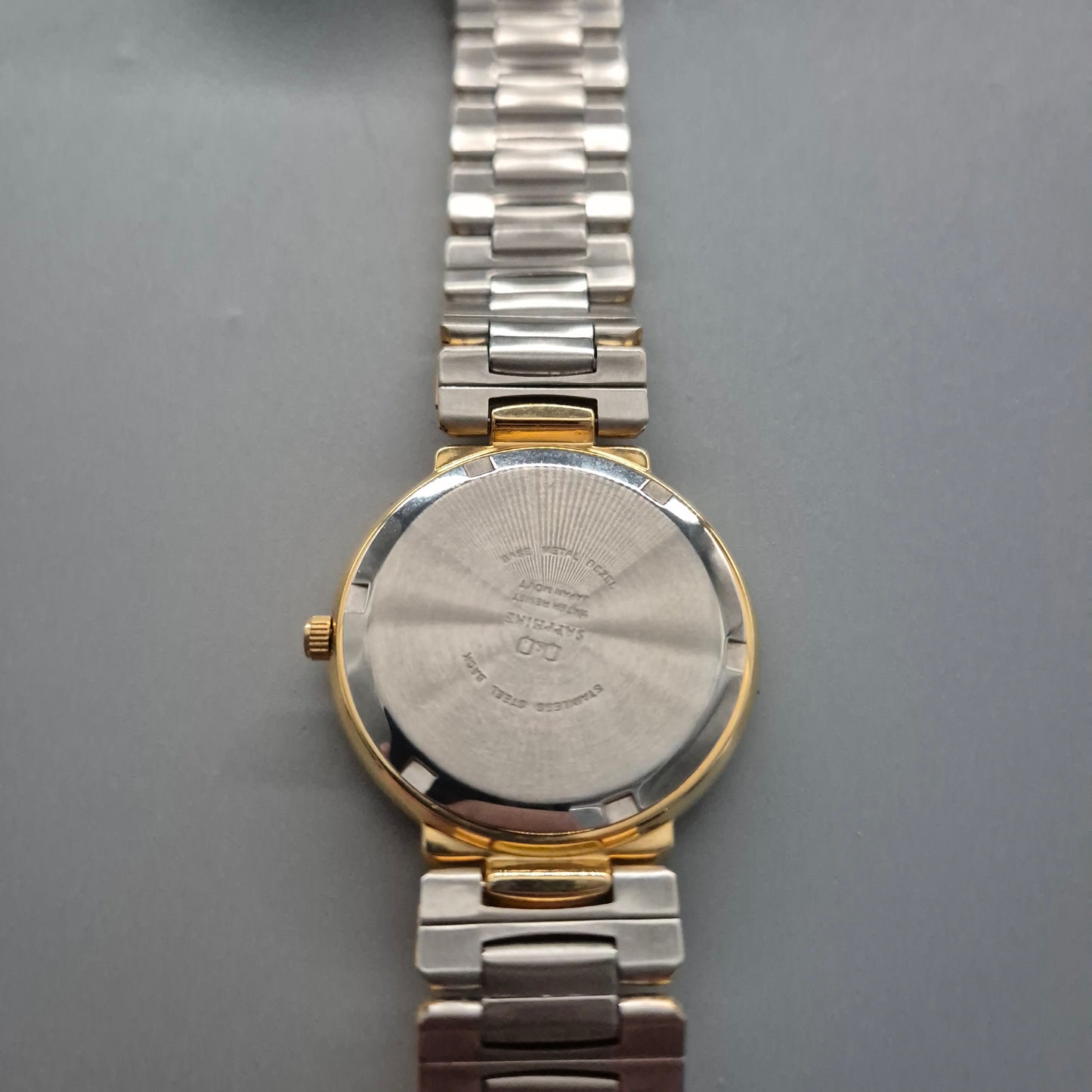 Q&Q Herrenarmbanduhr – Klassisches Design in Gold