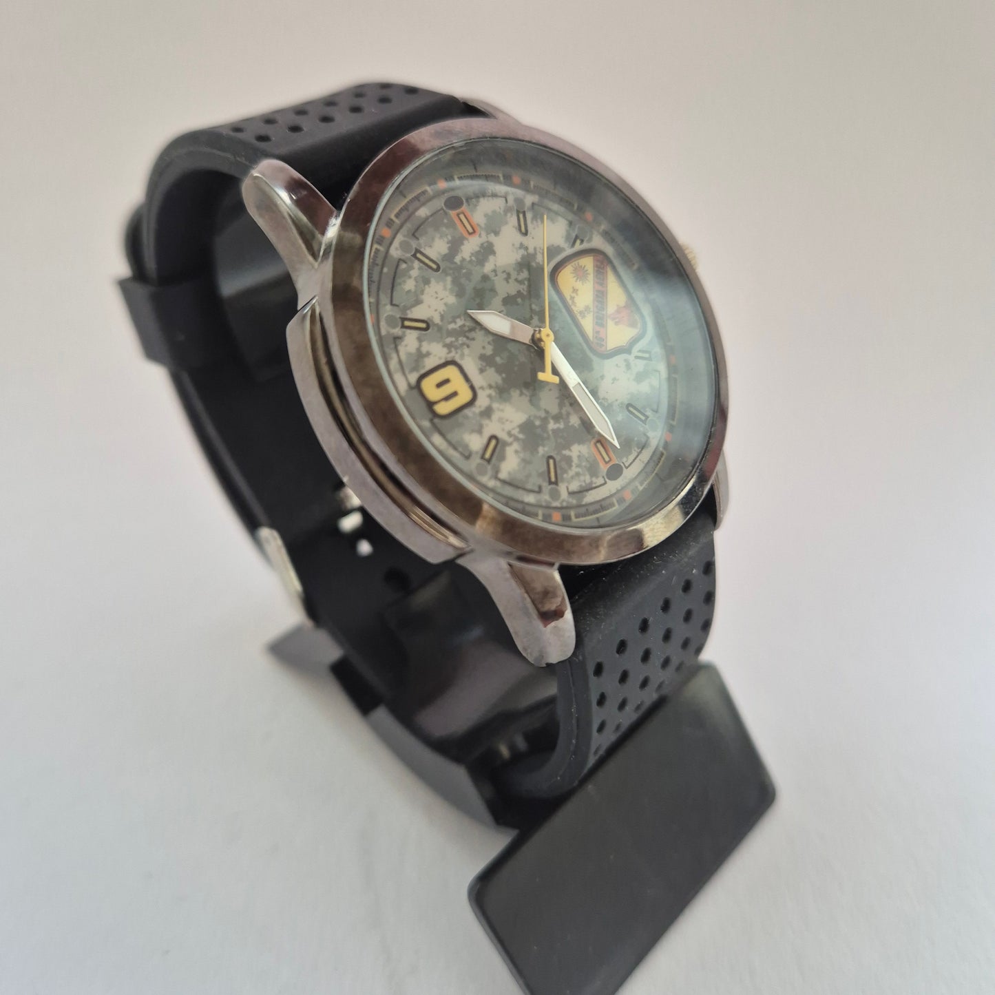 Militärisch inspirierte Herrenarmbanduhr – Robustes Design mit Camouflage-Muster