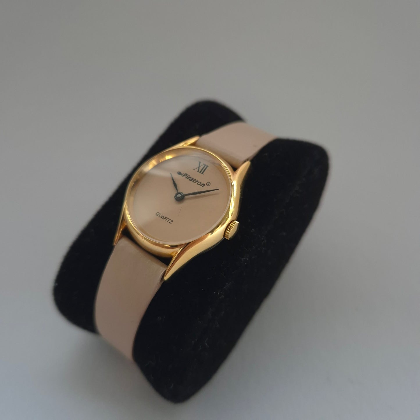 Elegante Piratron Damenarmbanduhr – Goldener Stil für Minimalisten