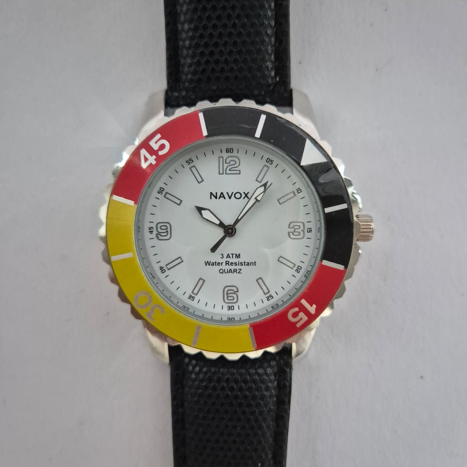 Sportliche NAVOX Herrenarmbanduhr – Markantes Design mit