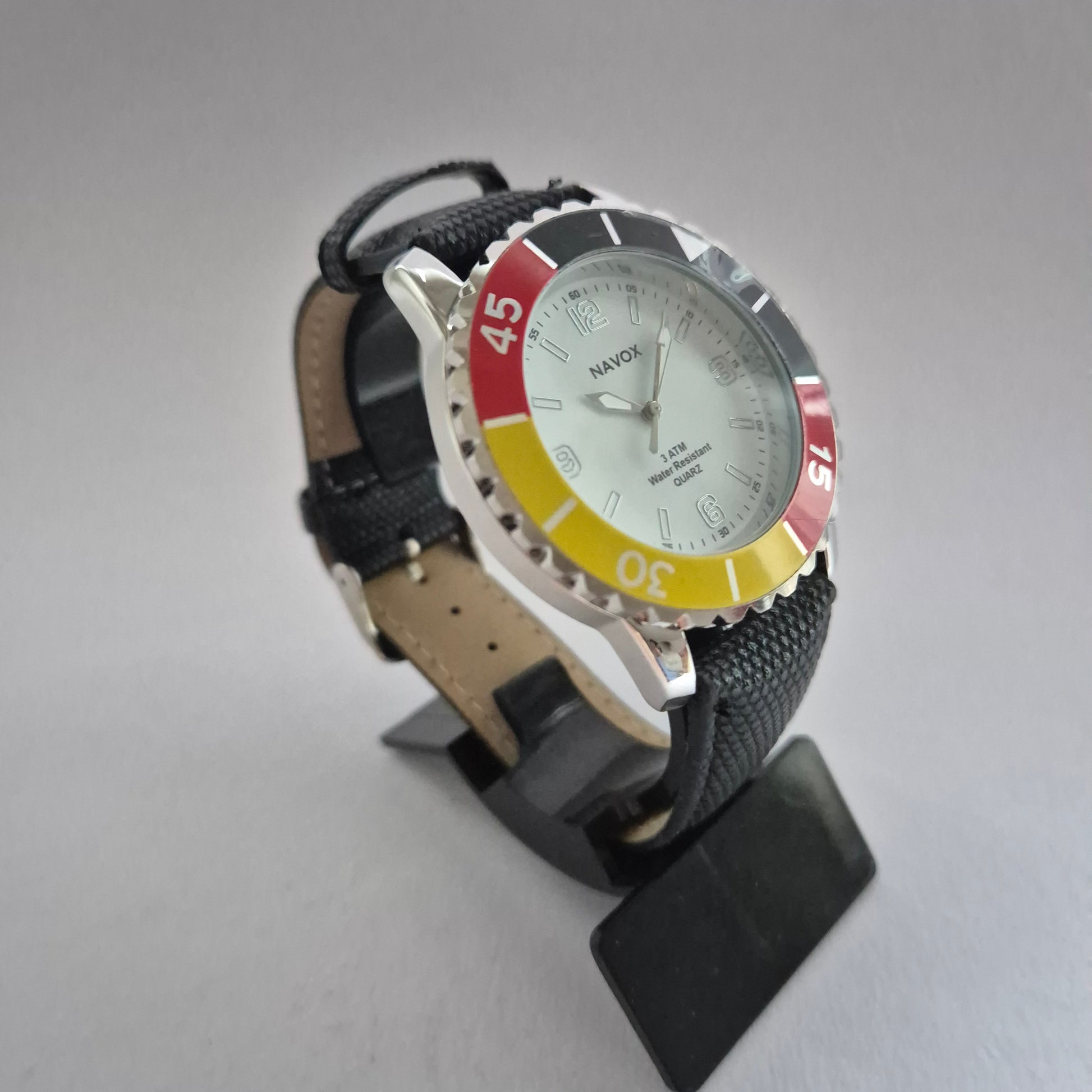 Sportliche NAVOX Herrenarmbanduhr – Markantes Design mit