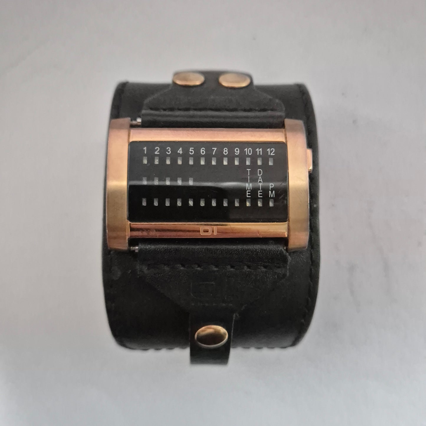 Elegante Retro-LED-Armbanduhr – Zeitloser Stil von „The One“