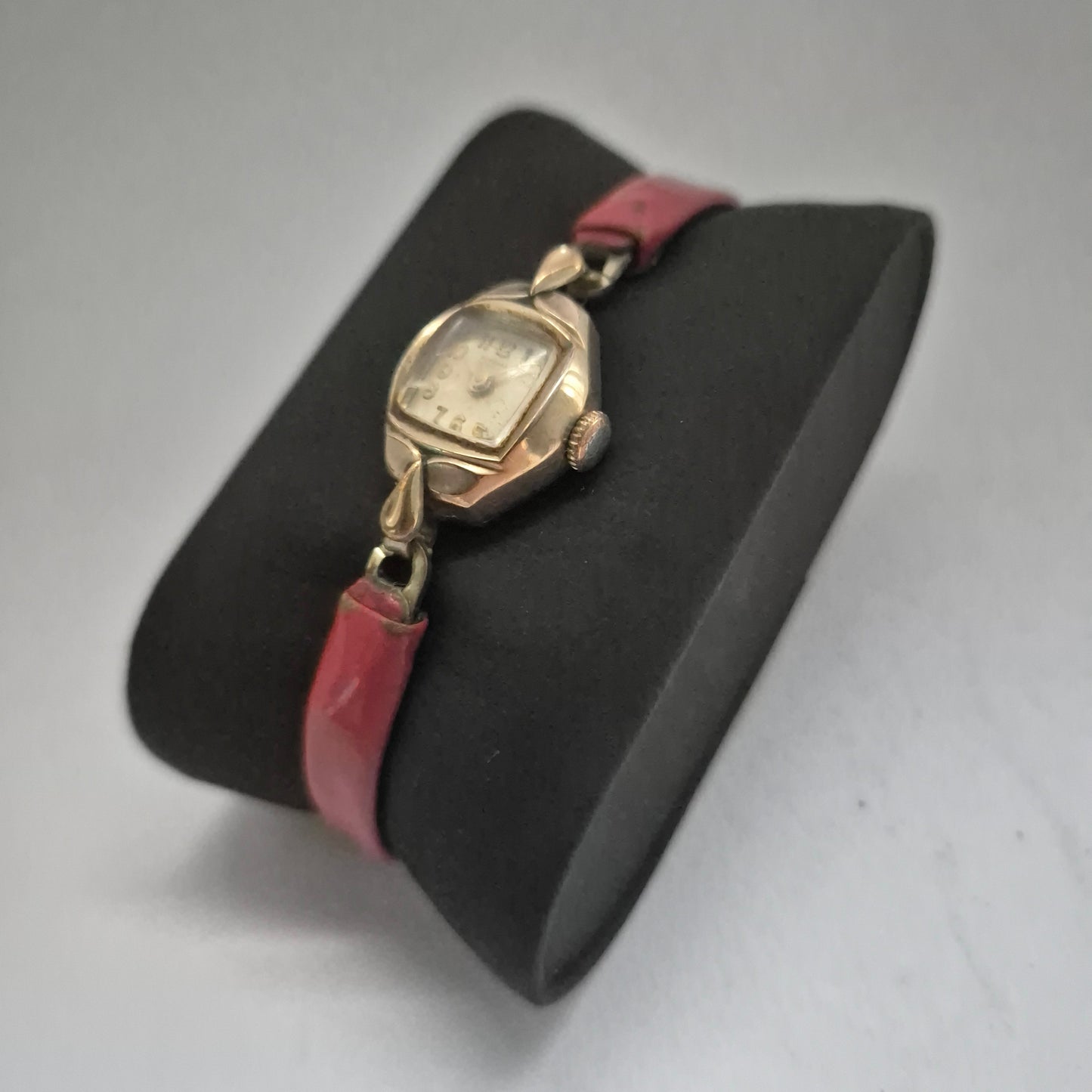 Elegante R.W.A.G Damenarmbanduhr – Automatikwerk und rotes Lederarmband