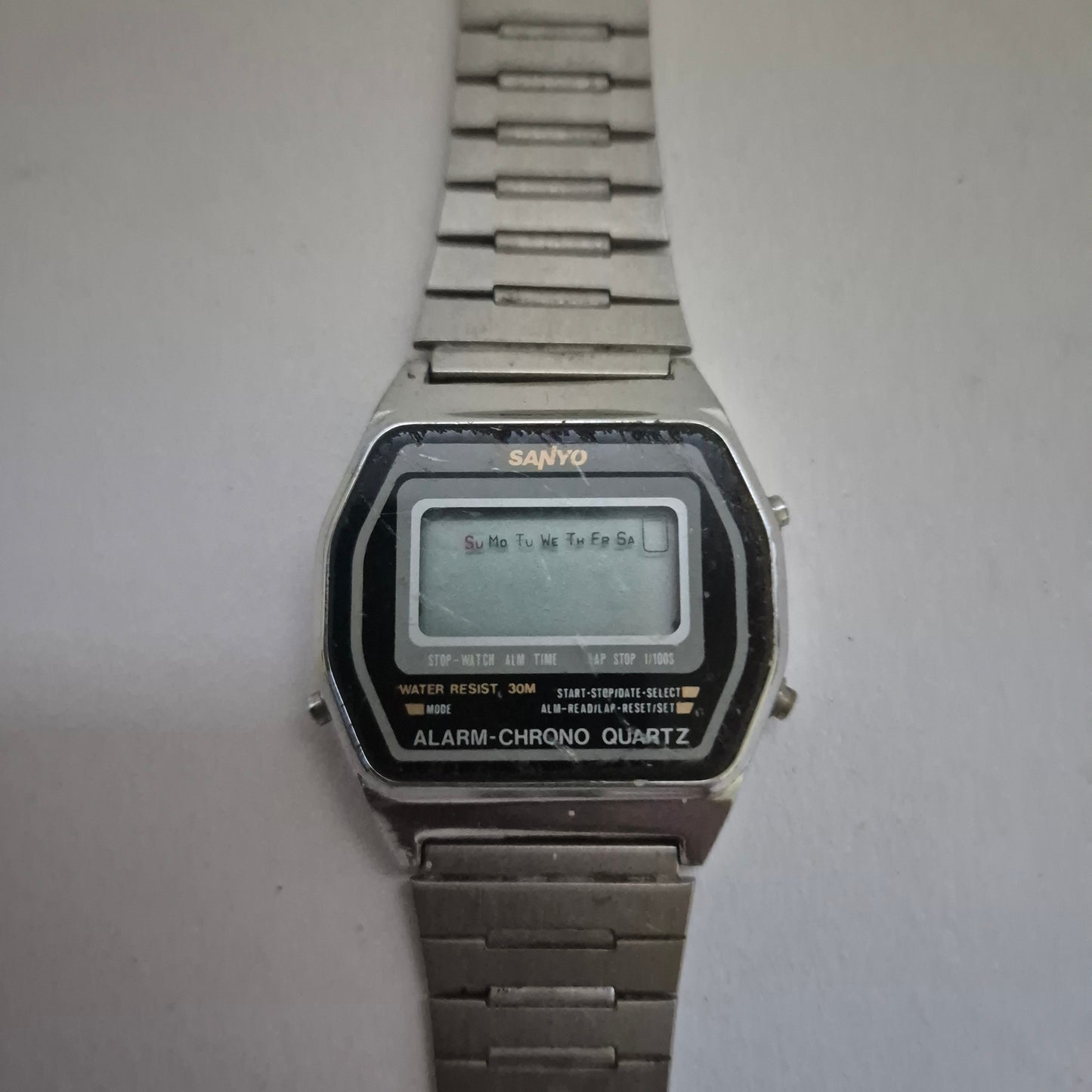 Retro Sanyo Digitaluhr – Vielseitige Funktionen und Vintage-Charme