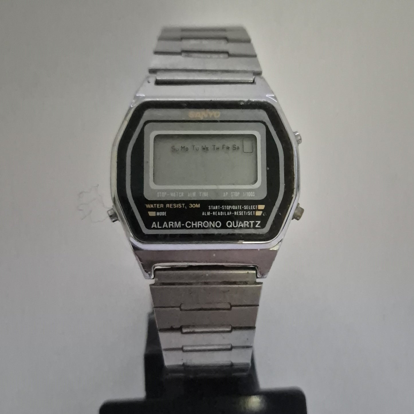 Retro Sanyo Digitaluhr – Vielseitige Funktionen und Vintage-Charme