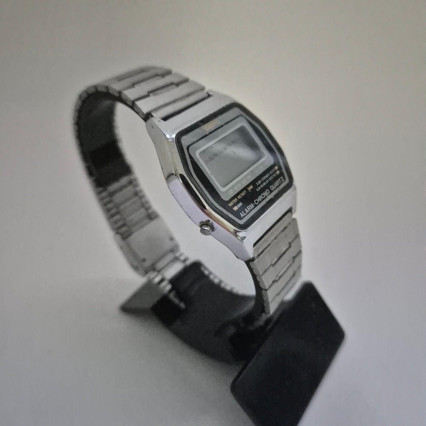 Retro Sanyo Digitaluhr – Vielseitige Funktionen und Vintage-Charme