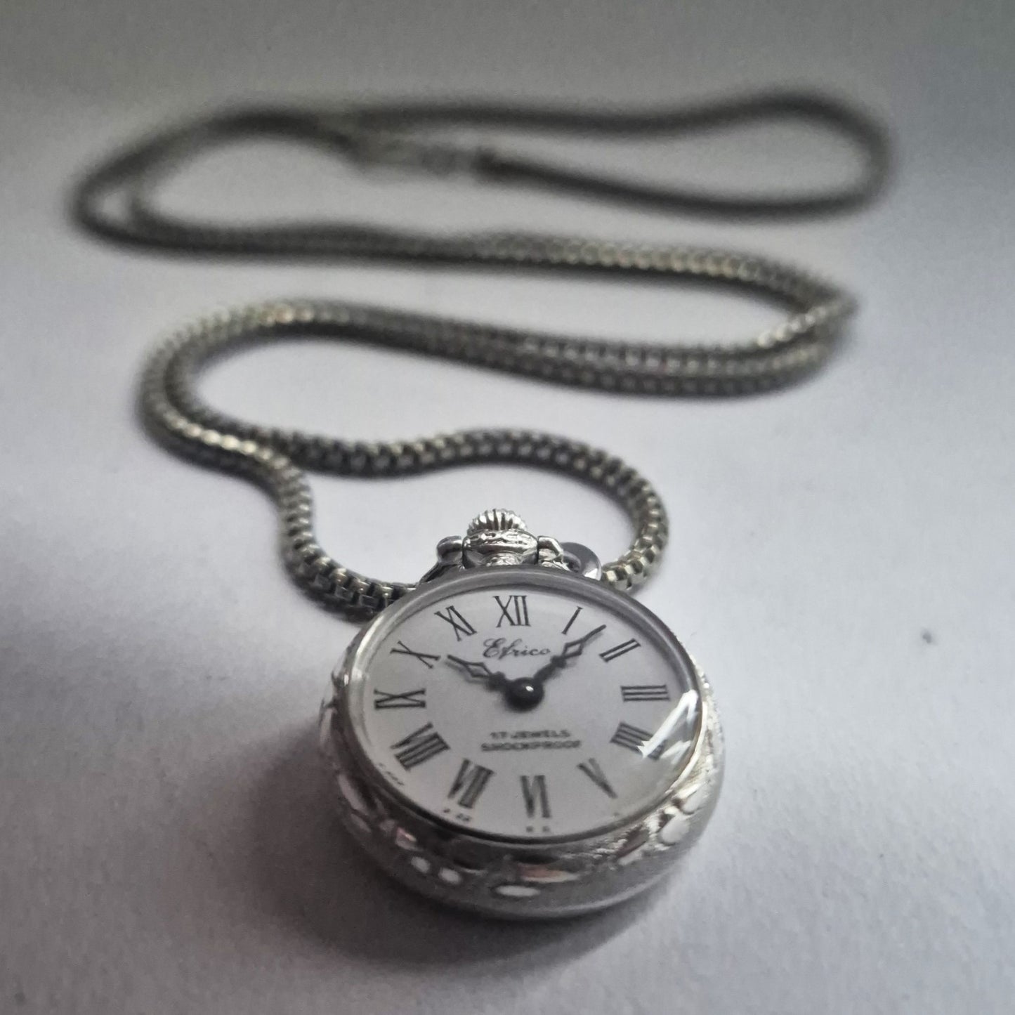 Klassische Efico Taschenuhr – Eleganz in Miniatur