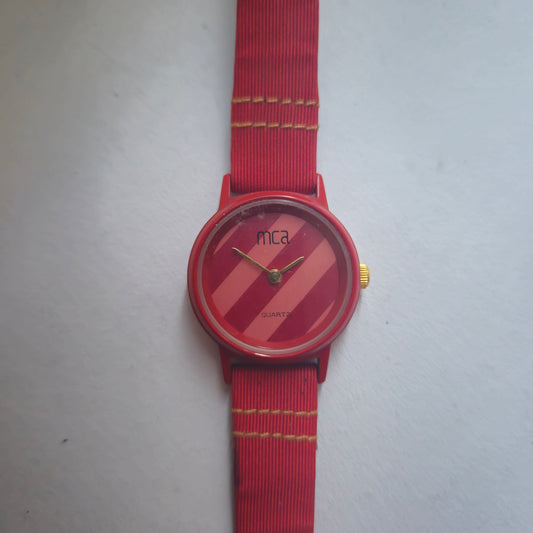 Leuchtend rote MCA Armbanduhr – Stilvoll und modern