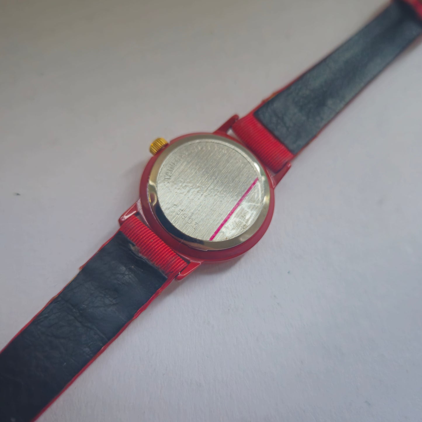 Leuchtend rote MCA Armbanduhr – Stilvoll und modern