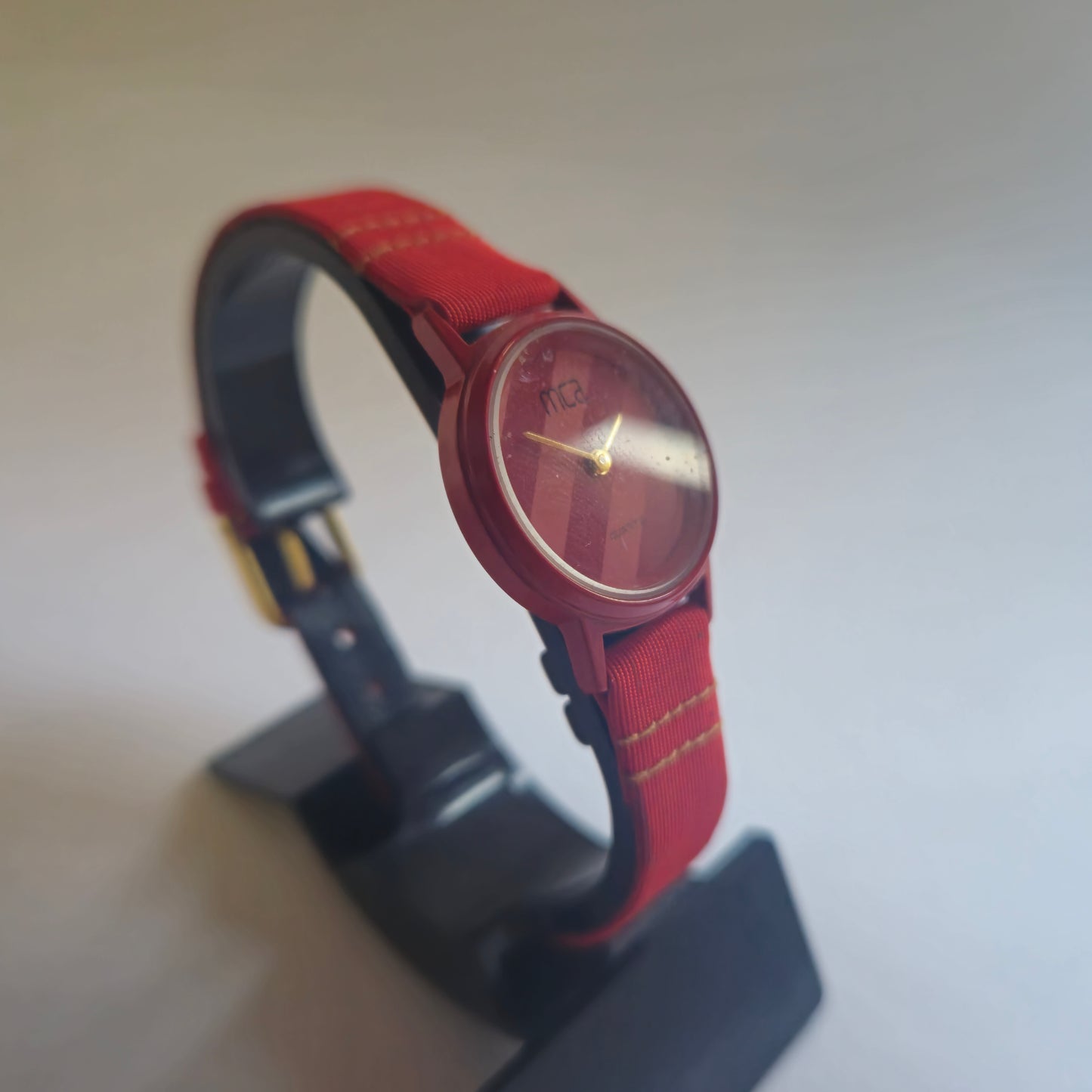 Leuchtend rote MCA Armbanduhr – Stilvoll und modern