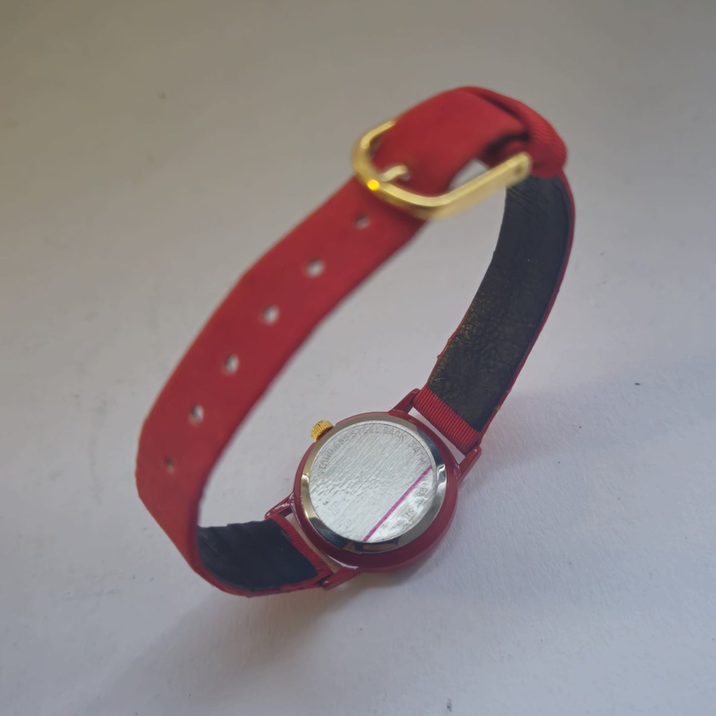 Leuchtend rote MCA Armbanduhr – Stilvoll und modern