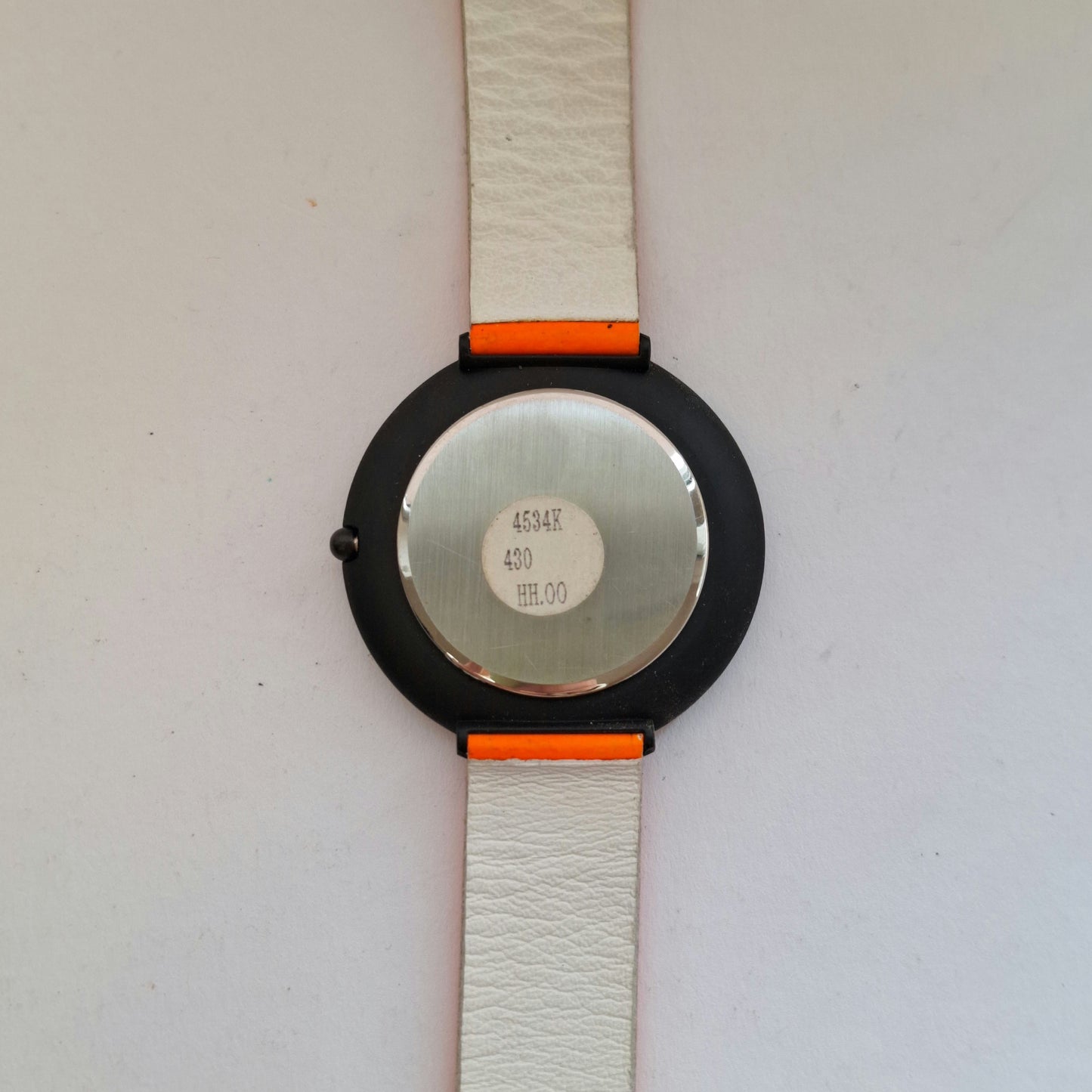 Moderne Designeruhr – Auffälliges Orange und innovatives Zifferblatt