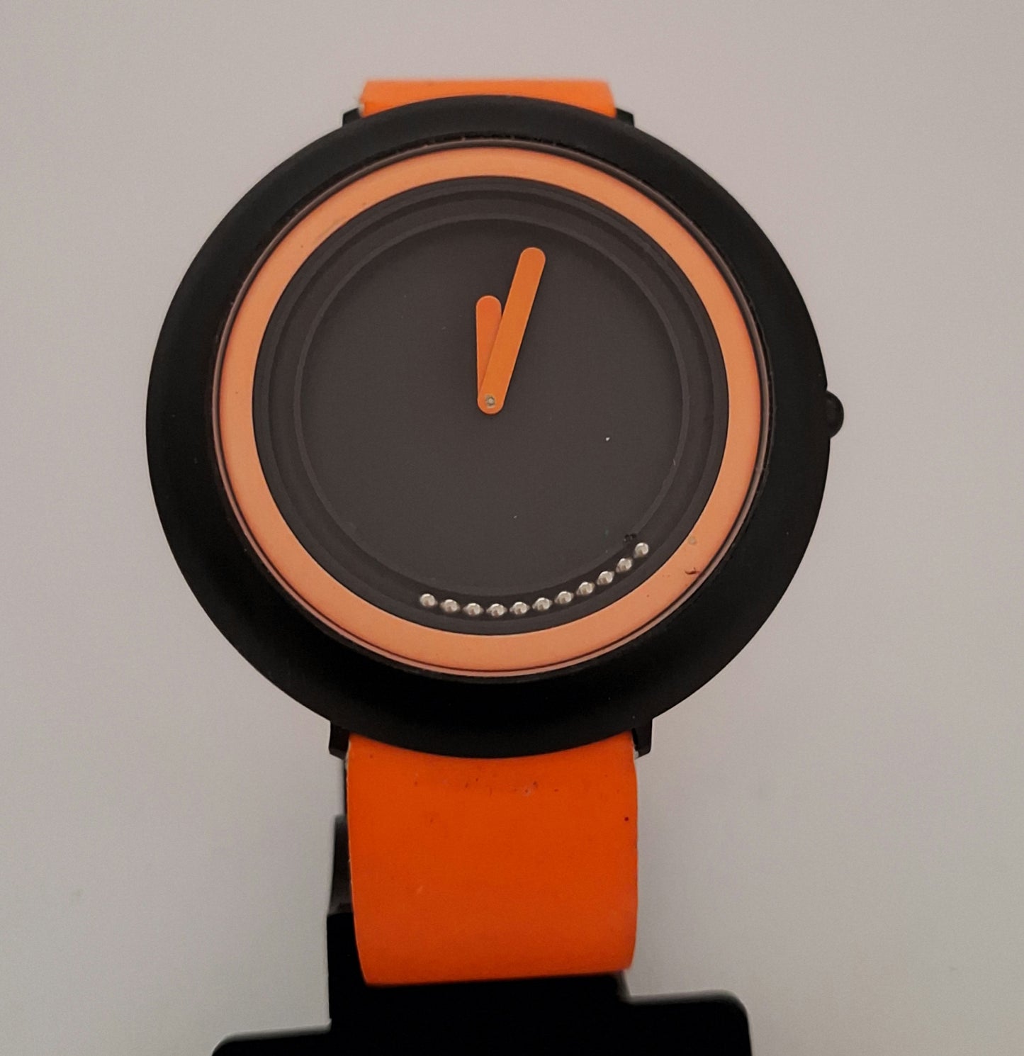 Moderne Designeruhr – Auffälliges Orange und innovatives Zifferblatt