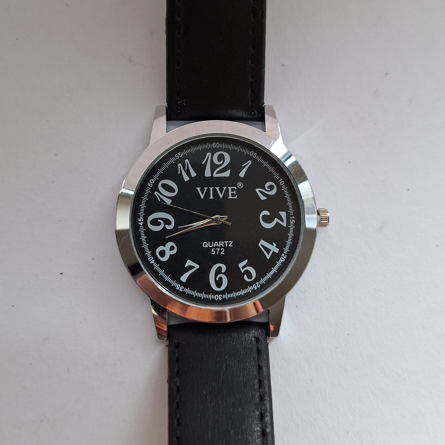 Klassische VIVE Herrenarmbanduhr – Zeitloser Stil für jeden Tag