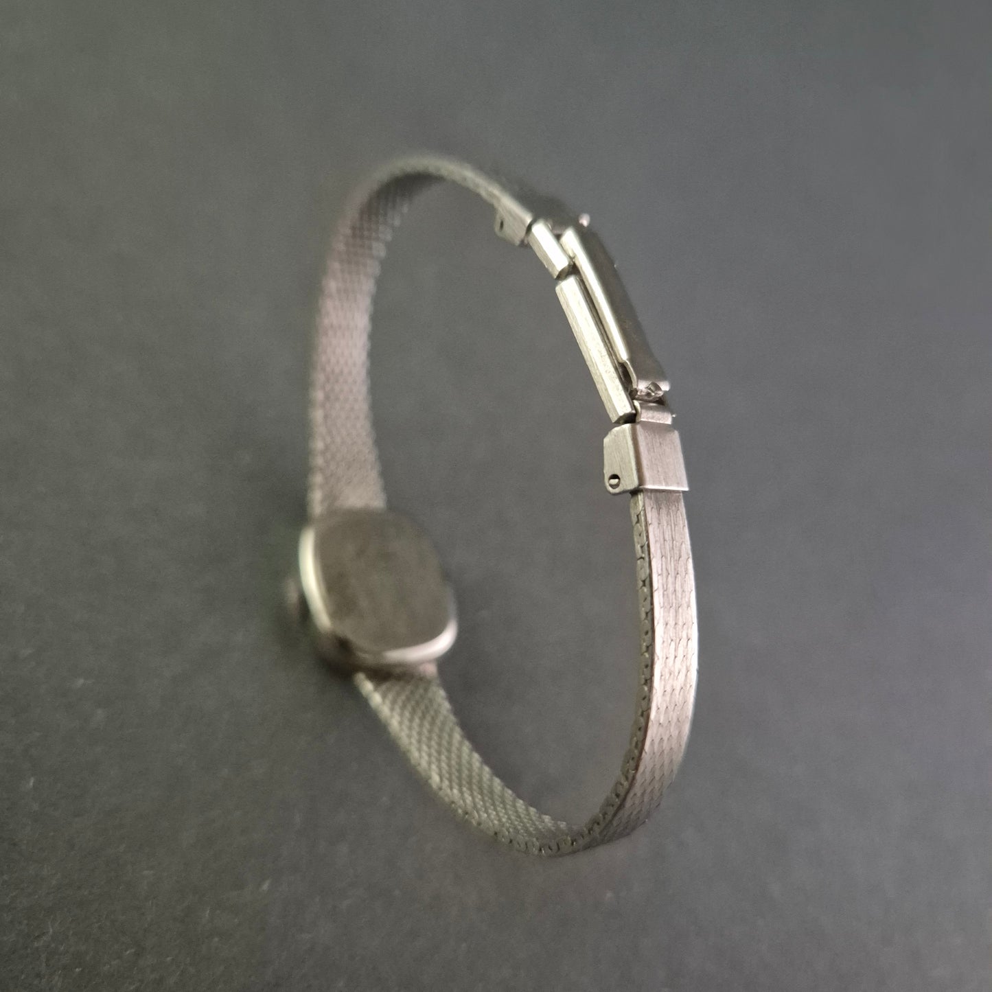 Elegante KRC Damenarmbanduhr – Zeitloser Stil und schlichte Eleganz