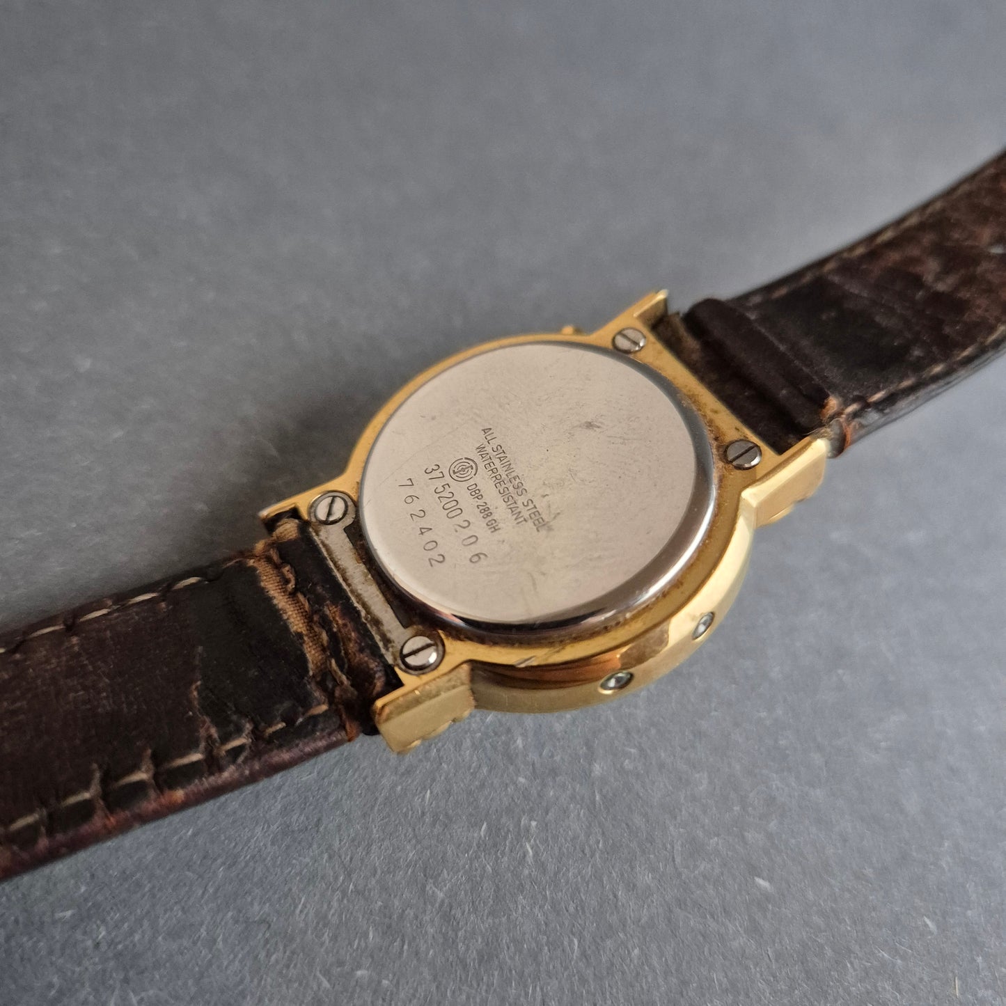 Exklusive Junghans Mega Damenarmbanduhr – Zeitlose Eleganz in Gold