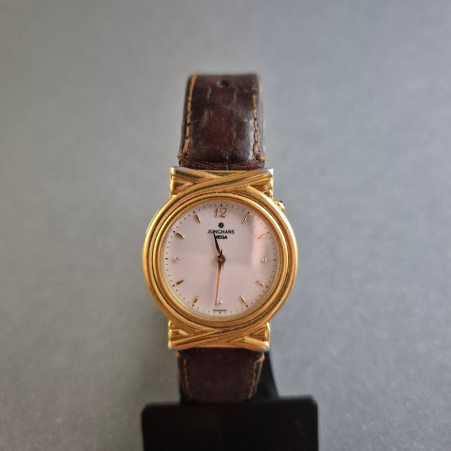 Exklusive Junghans Mega Damenarmbanduhr – Zeitlose Eleganz in Gold