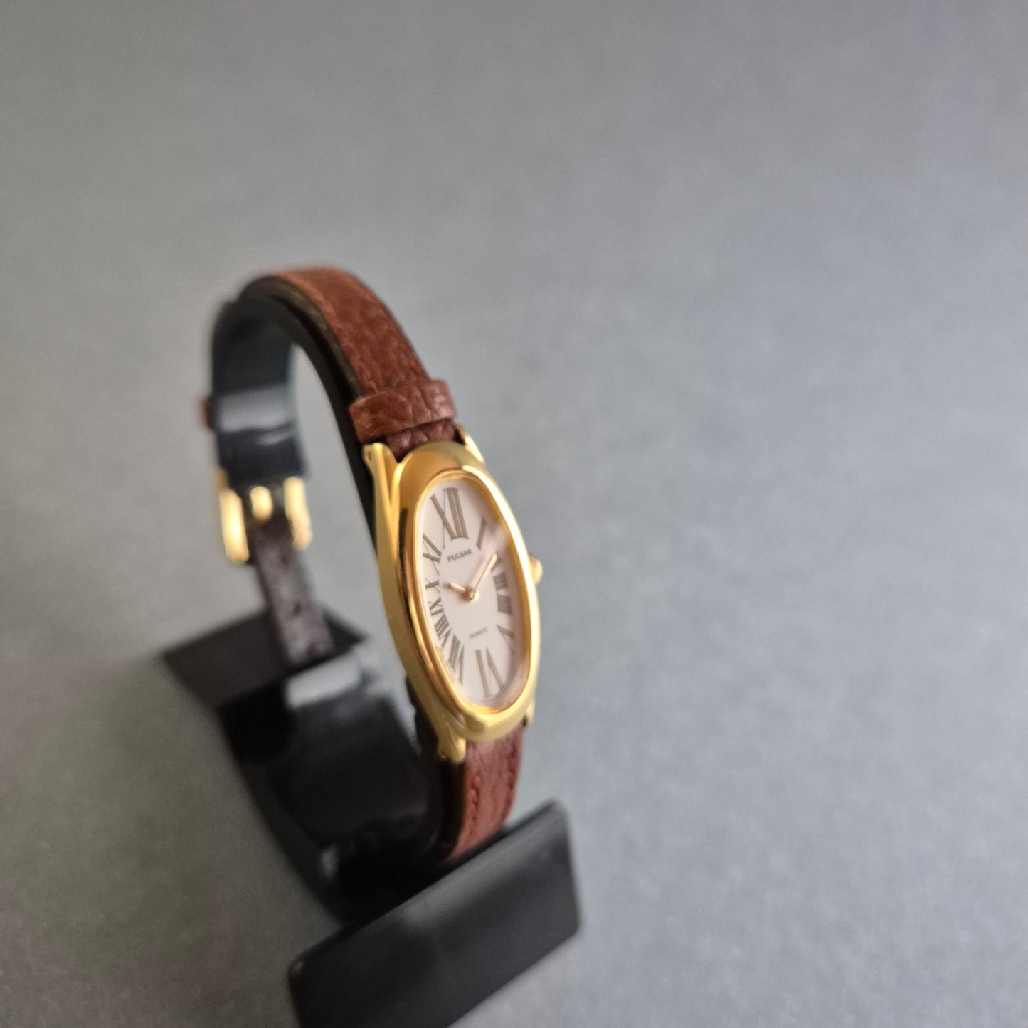 Klassische Pulsar Damenarmbanduhr – Eleganz in Gold und Braun