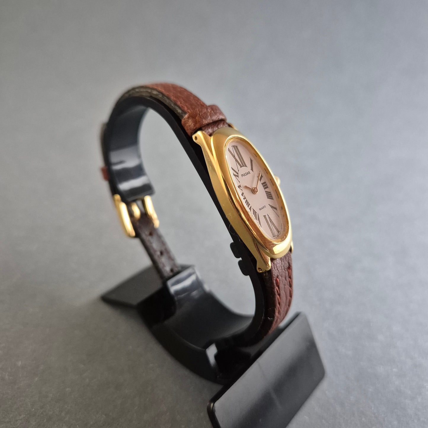 Klassische Pulsar Damenarmbanduhr – Eleganz in Gold und Braun