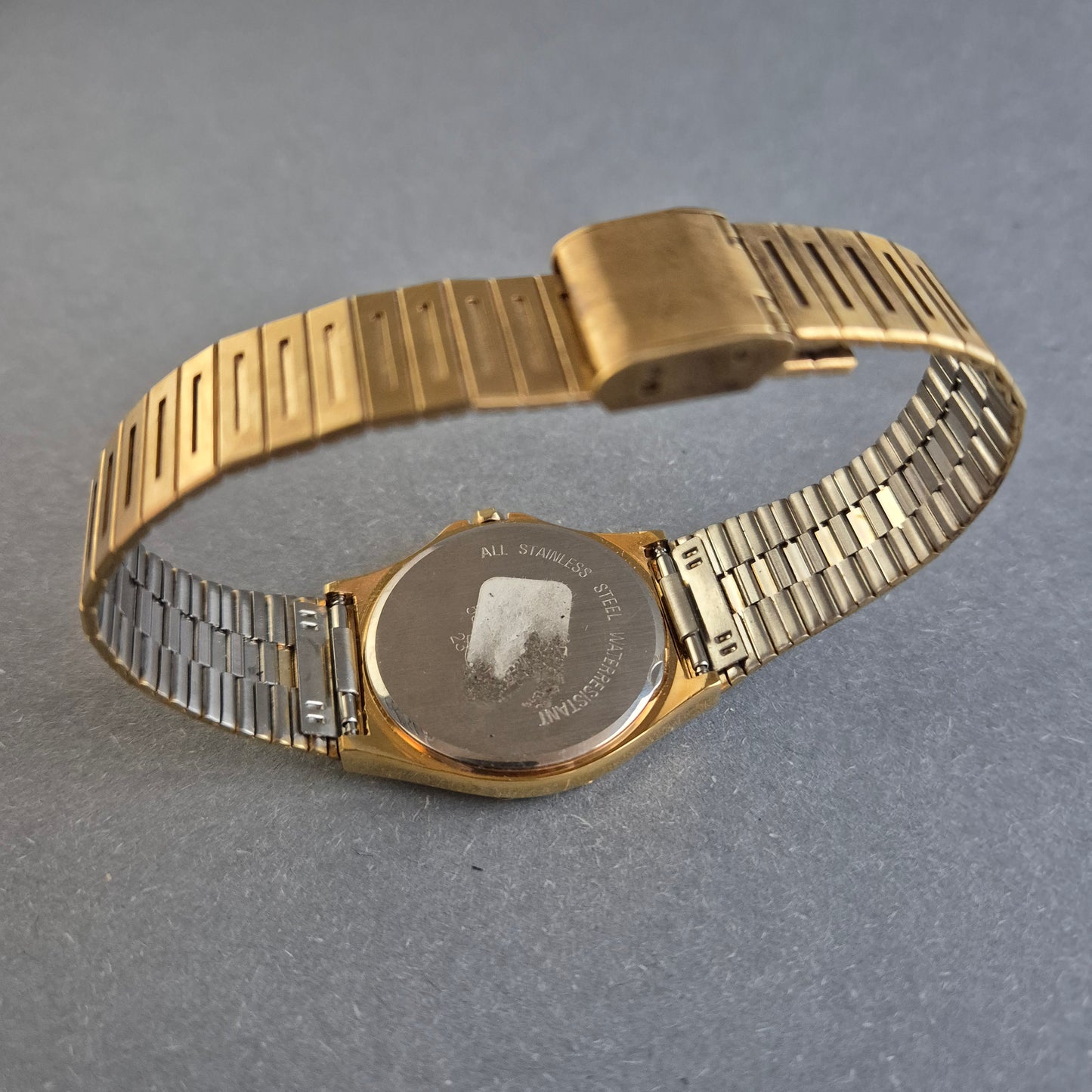 Elegante Regent Herrenarmbanduhr – Goldener Stil mit Datumsanzeige