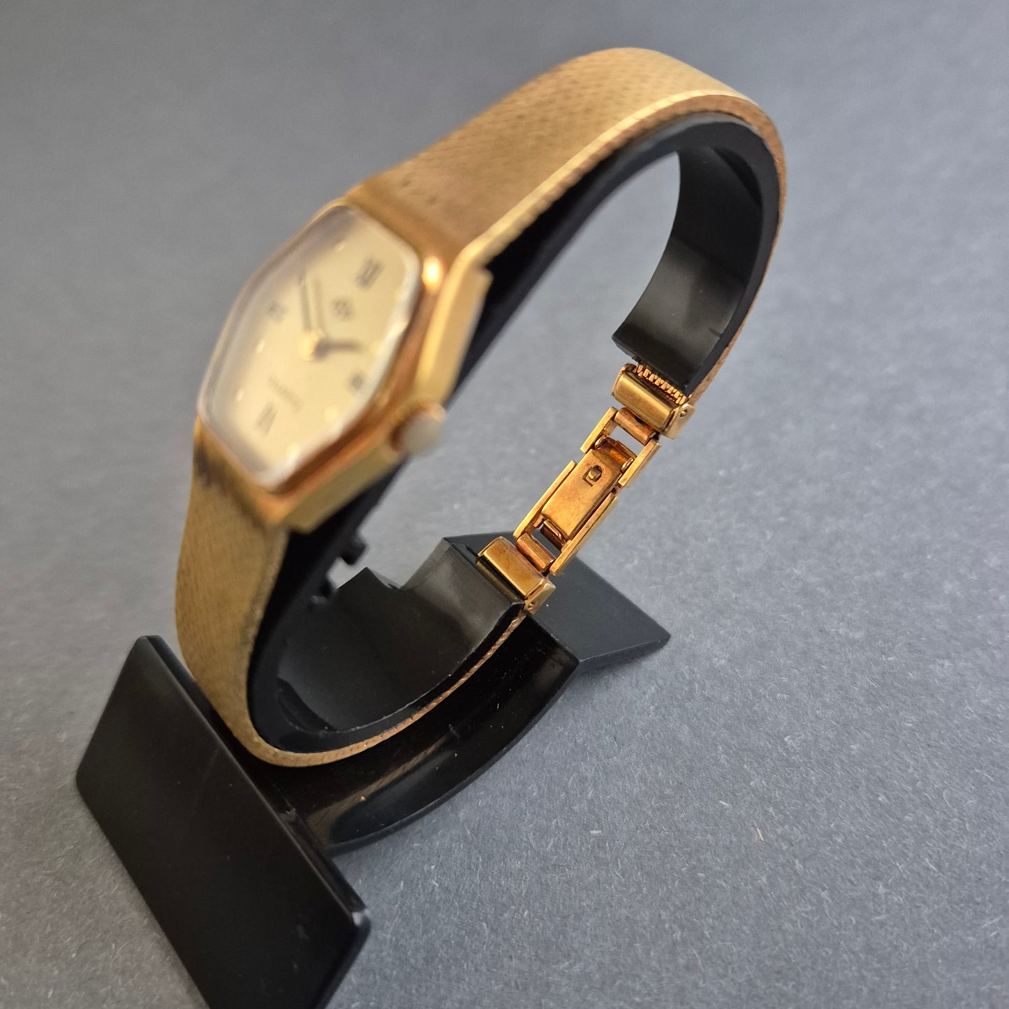 Elegante ERQ Damenarmbanduhr – Klassisches Design mit römischen Zahlen