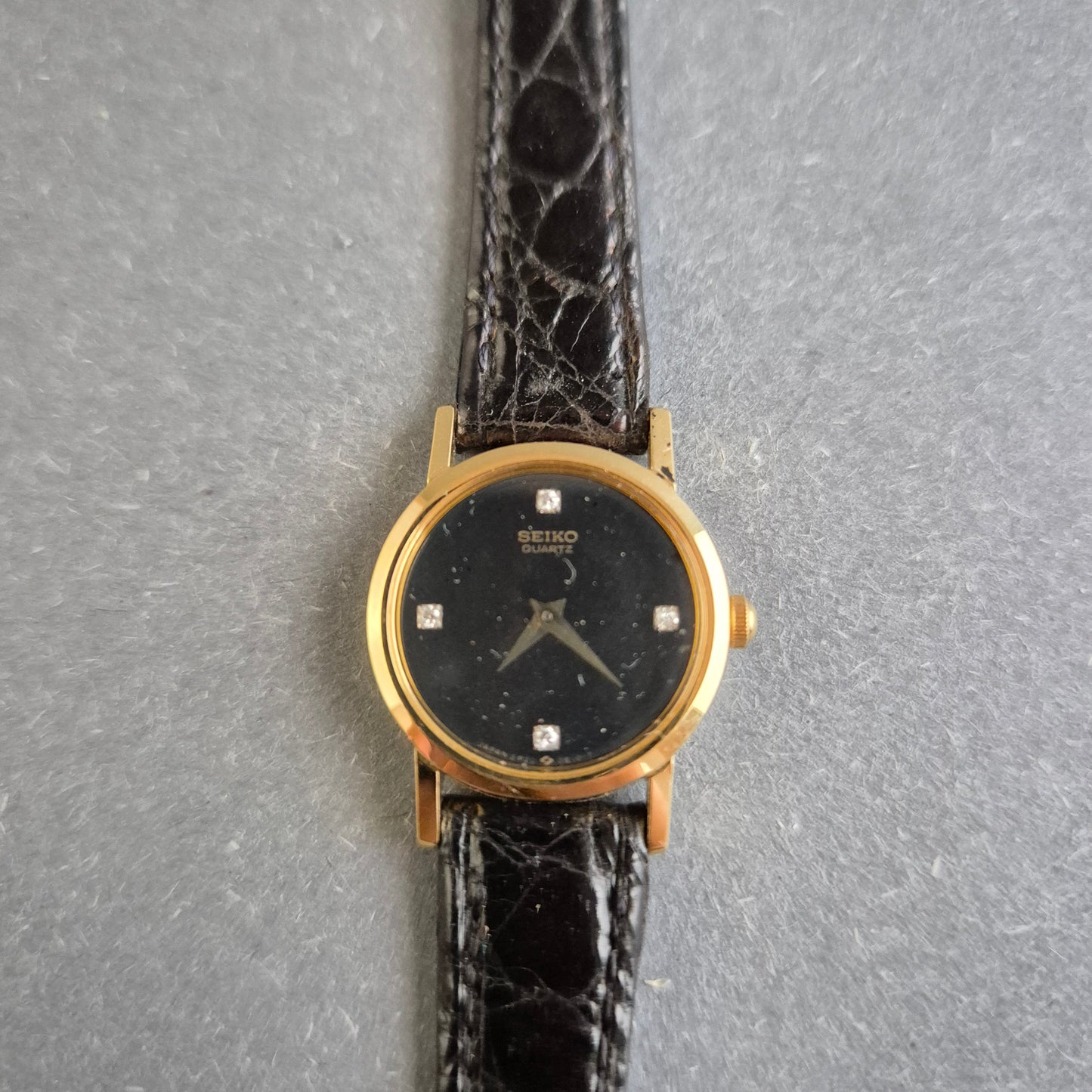 Seiko Damenarmbanduhr – Eleganz in Schwarz und Gold