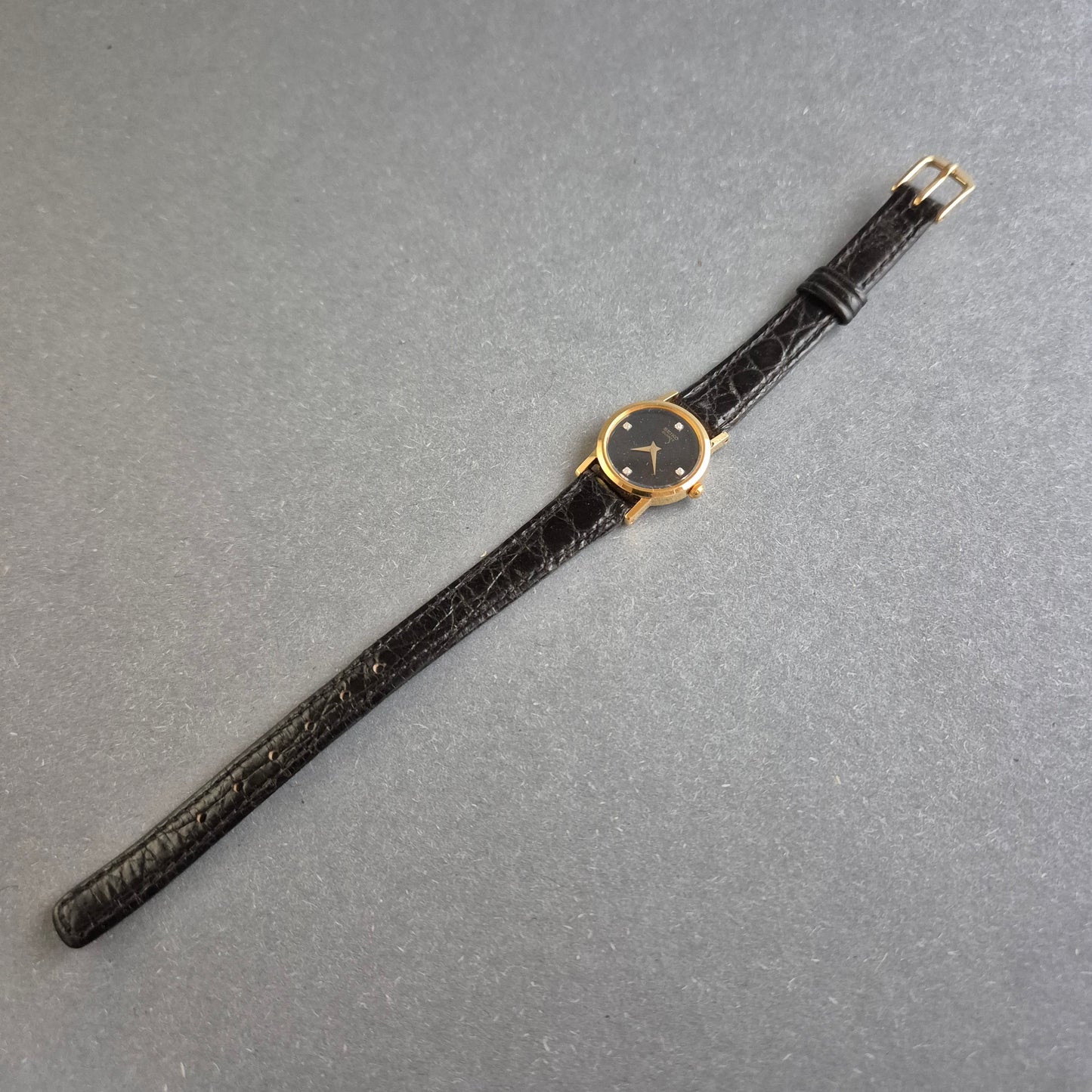 Seiko Damenarmbanduhr – Eleganz in Schwarz und Gold