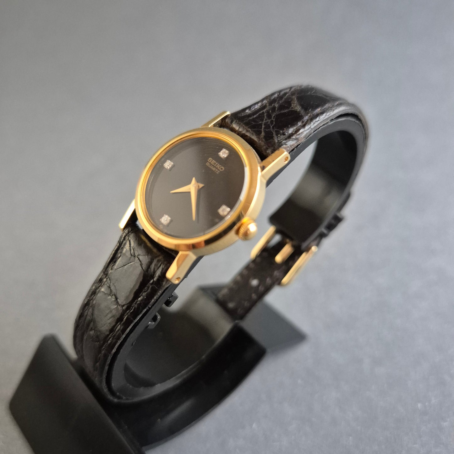 Seiko Damenarmbanduhr – Eleganz in Schwarz und Gold