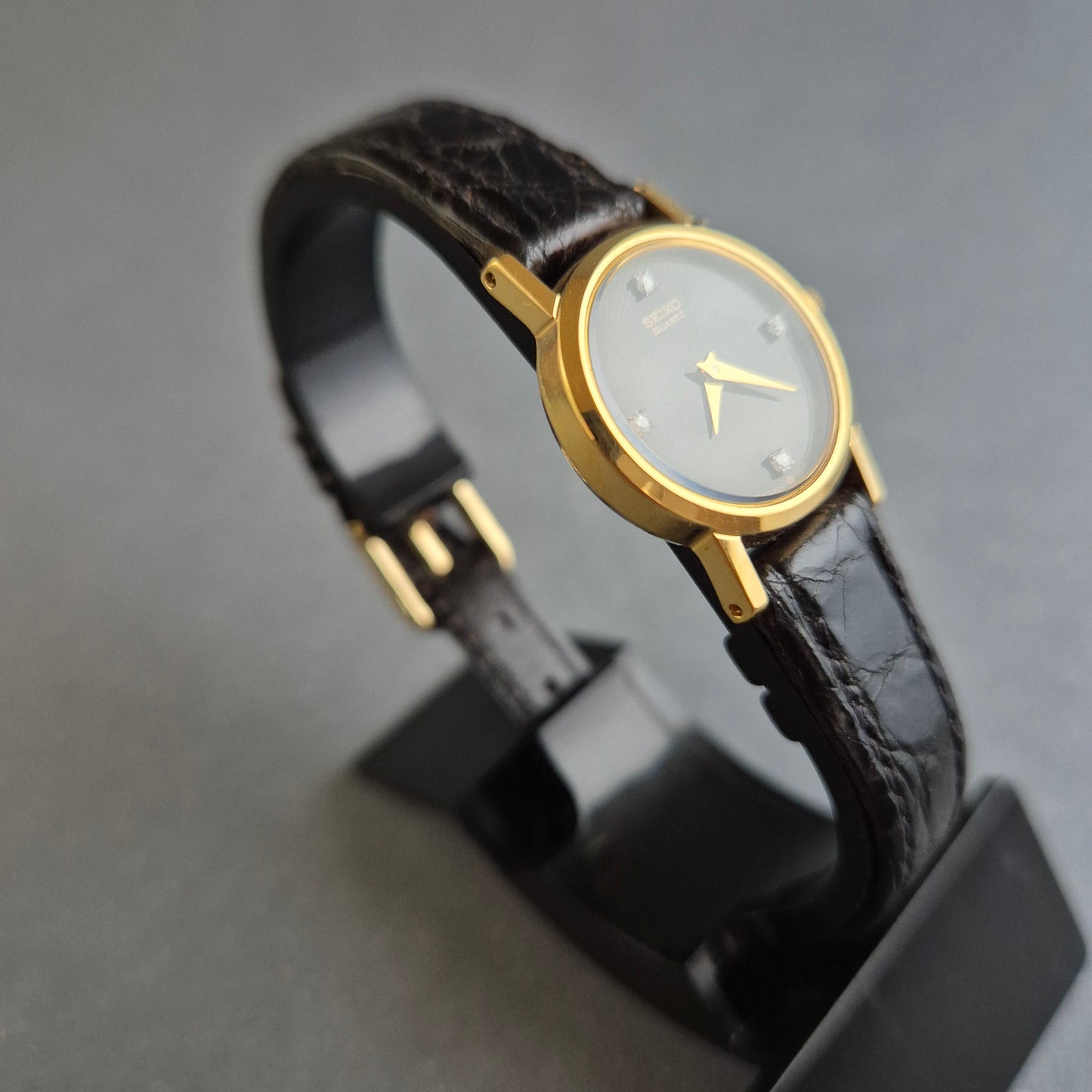 Seiko Damenarmbanduhr – Eleganz in Schwarz und Gold