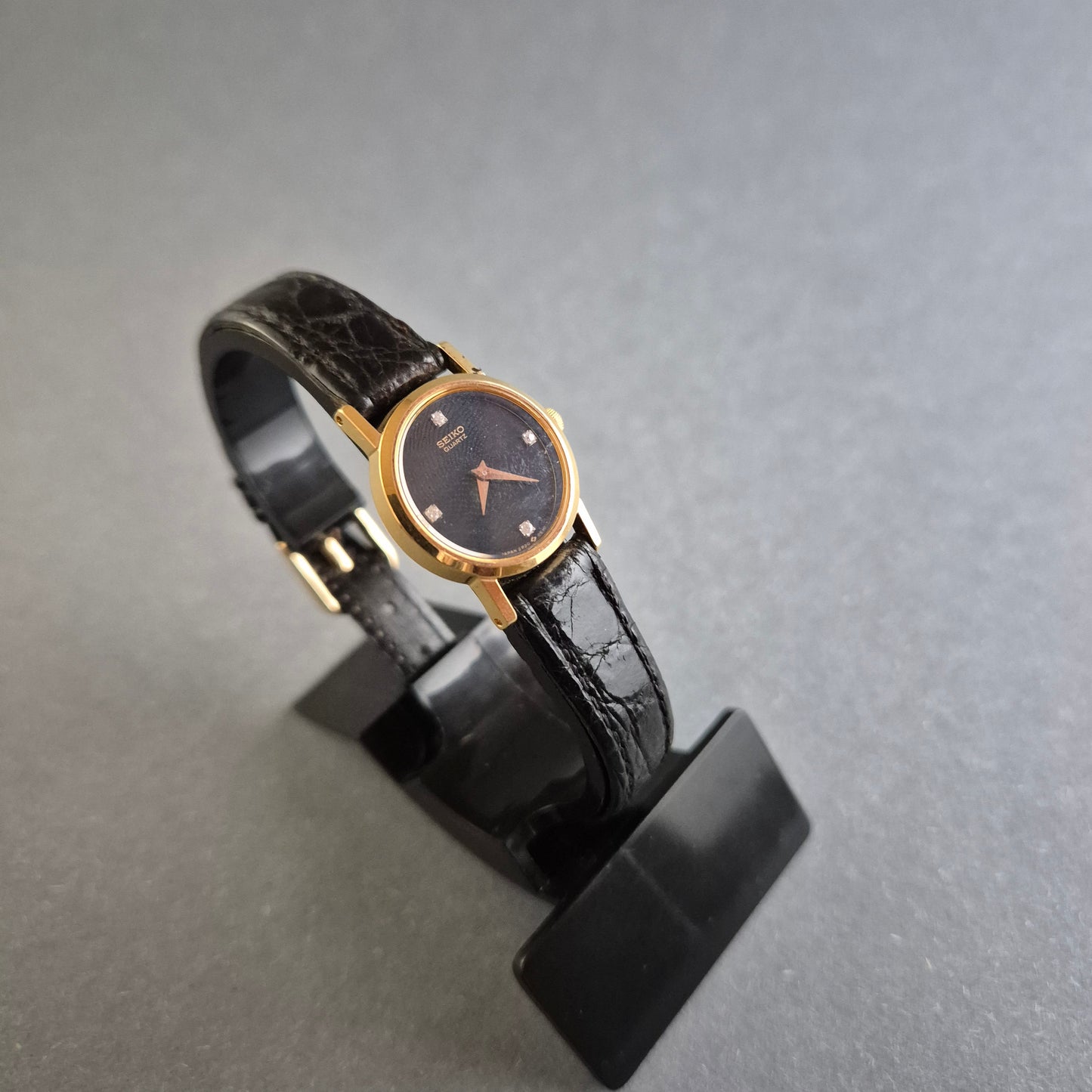 Seiko Damenarmbanduhr – Eleganz in Schwarz und Gold