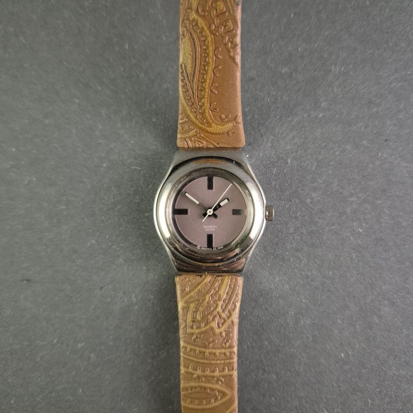 Klassische Swatch Damenarmbanduhr – Ein Hauch von Vintage-Eleganz