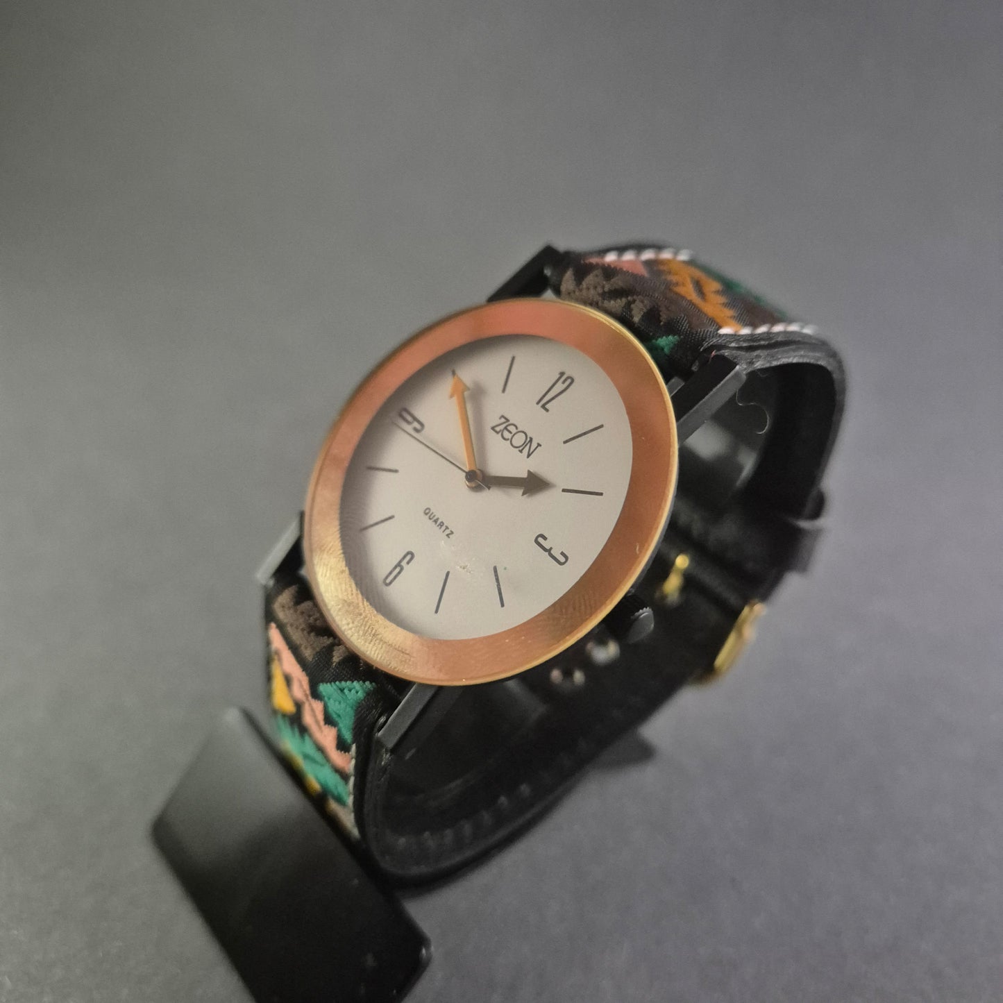 Moderne Zeon Damenarmbanduhr – Farbenfrohes Design für Stilbewusste