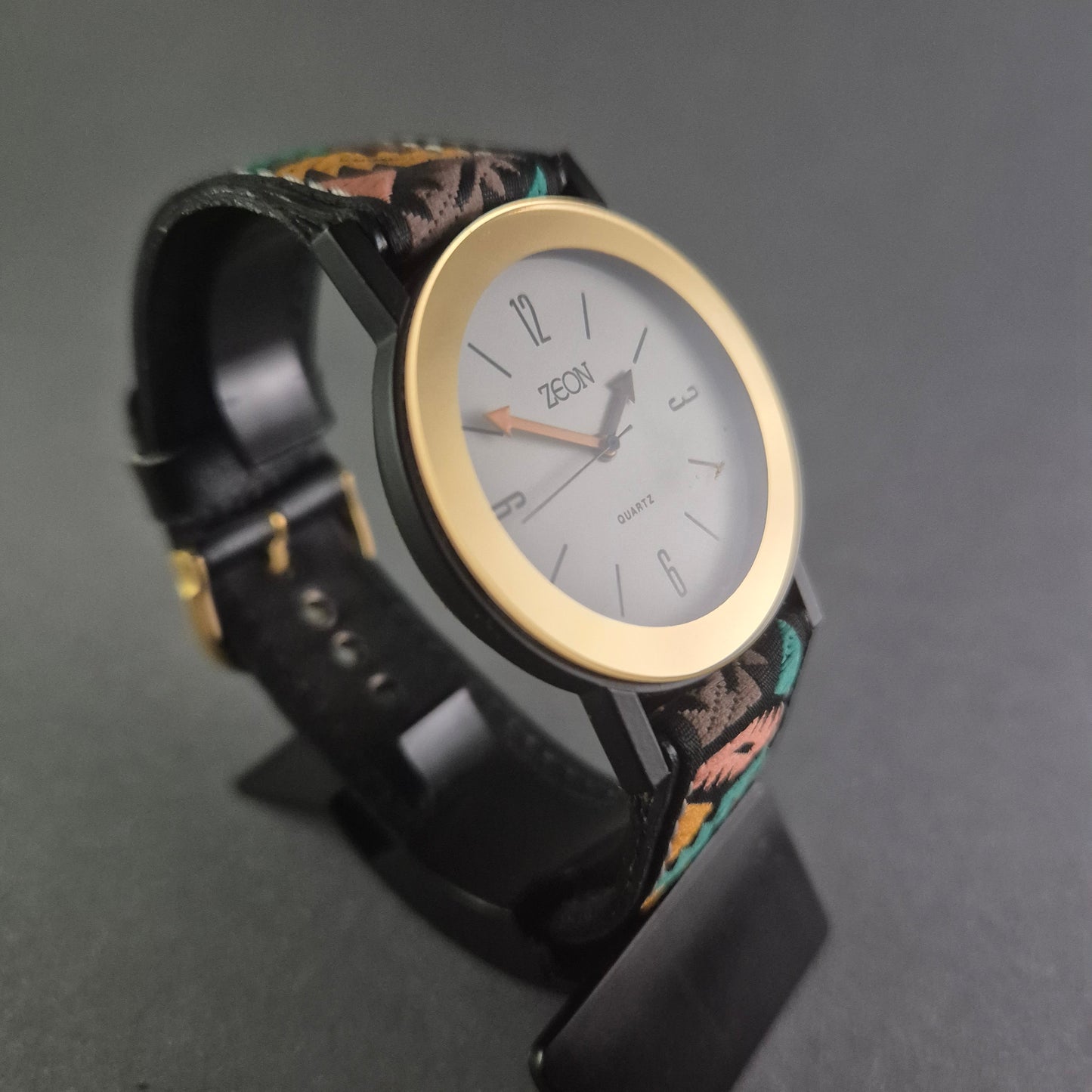 Moderne Zeon Damenarmbanduhr – Farbenfrohes Design für Stilbewusste