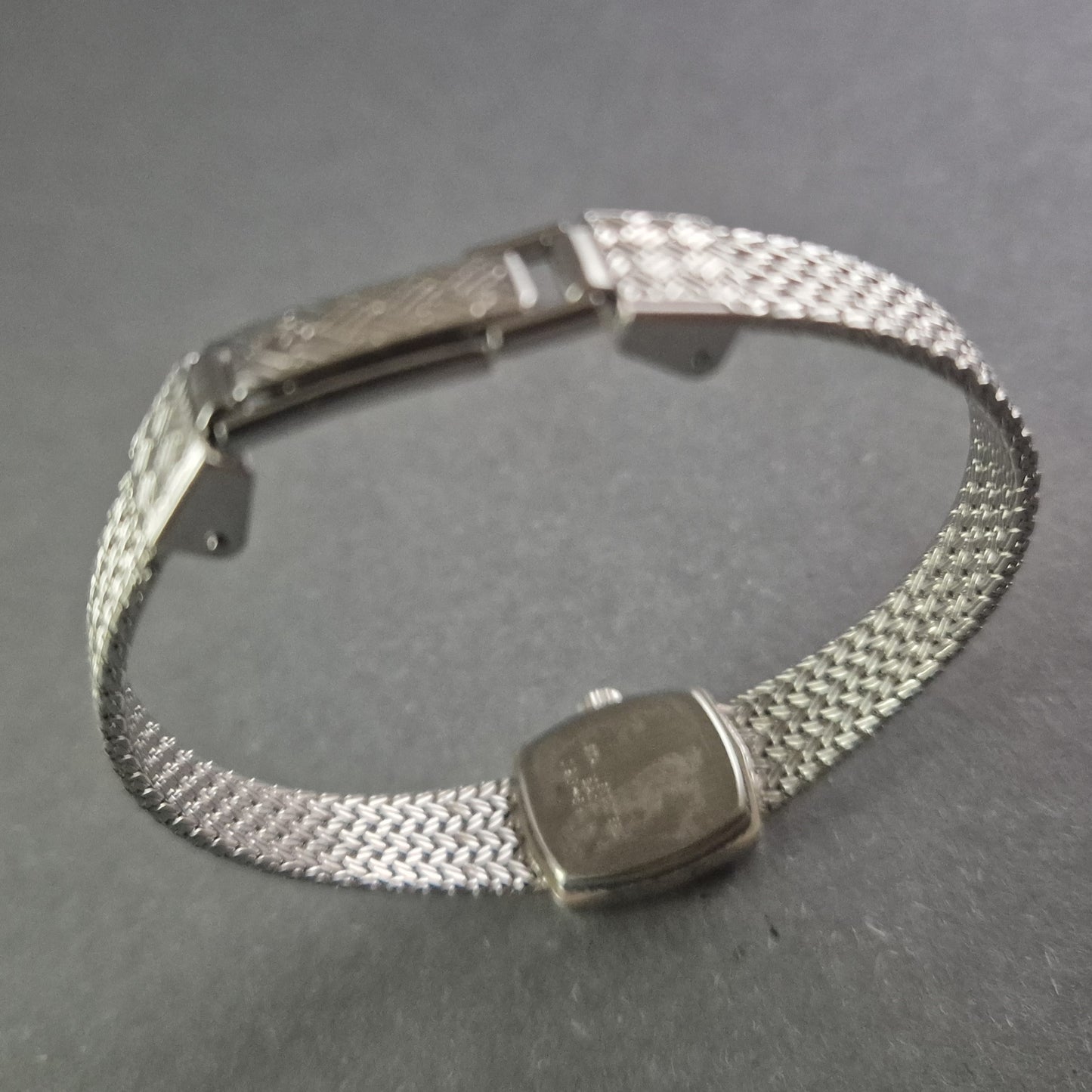 Elegante BWC Damenarmbanduhr – Schweizer Qualität mit feinem Edelstahlarmband