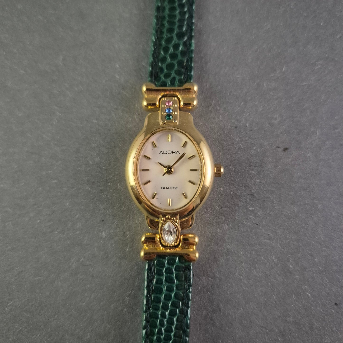 Elegante Adora Damenarmbanduhr – Goldenes Design mit grünen Akzenten